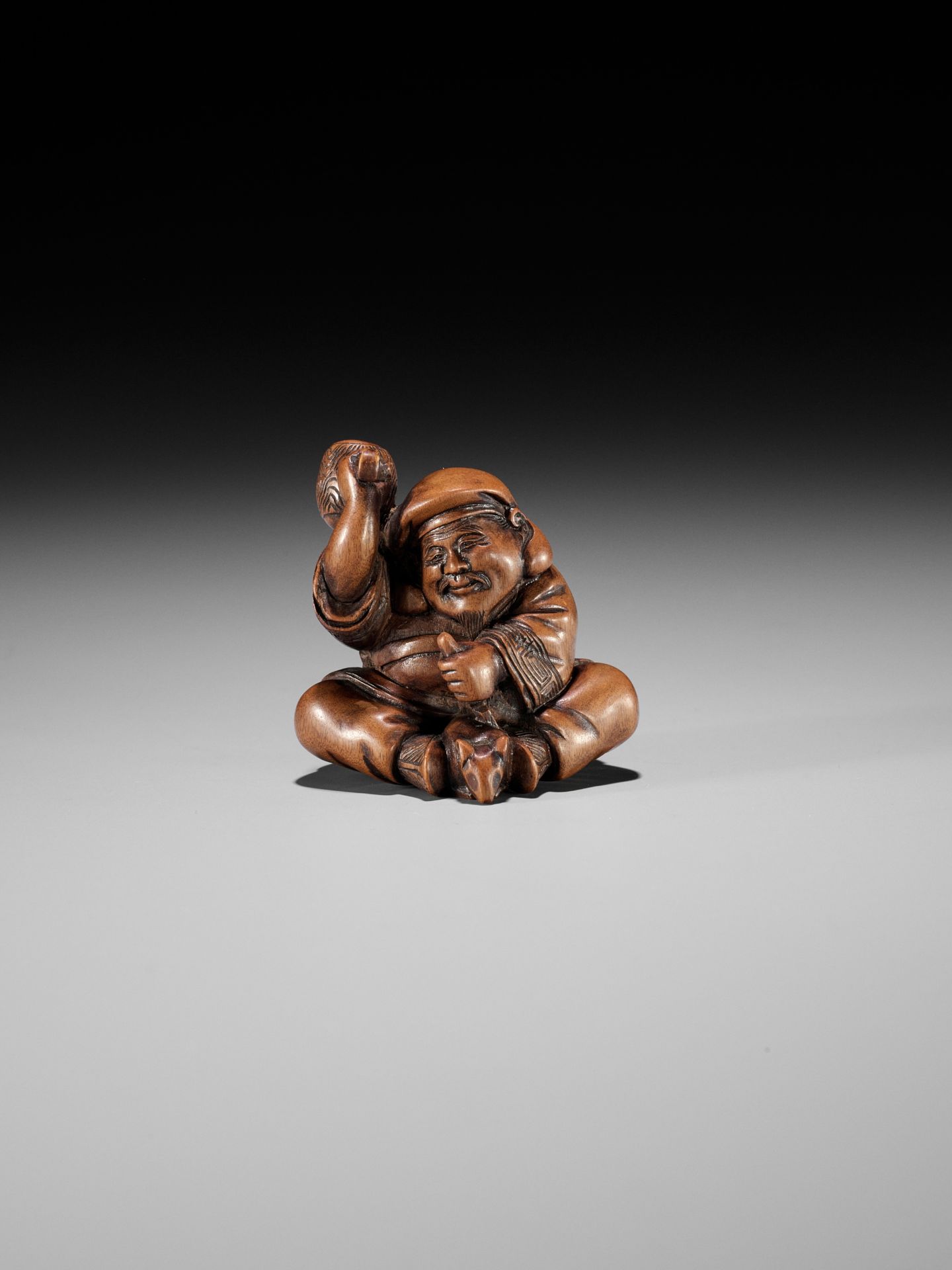 MASANAO: A RARE WOOD NETSUKE OF DAIKOKU CARVING A RAT - Bild 6 aus 12