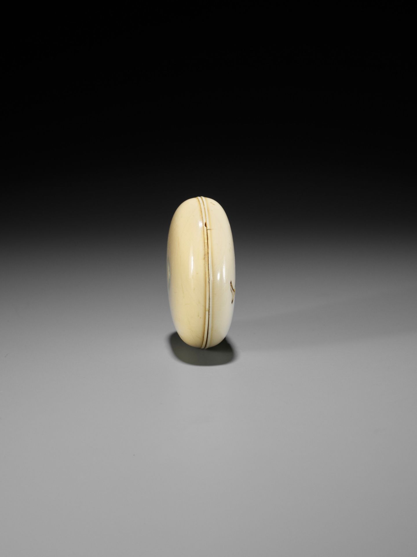 DOSHO: AN IVORY MANJU NETSUKE OF TWO SUMO WRESTLERS - Image 7 of 11