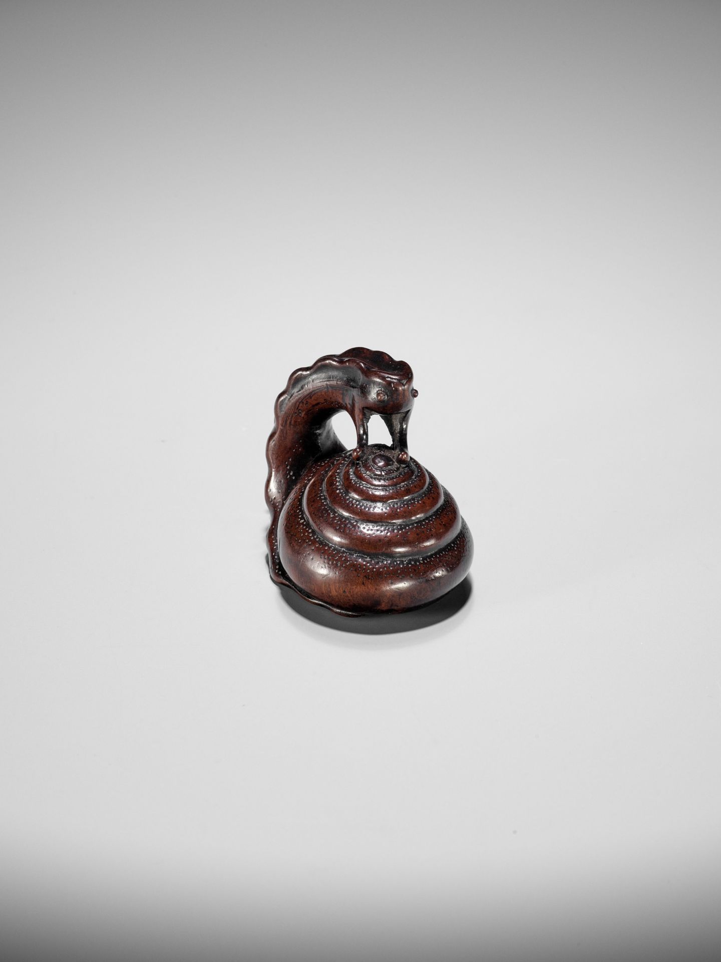 SHUZAN: AN EXCEPTIONAL WOOD NETSUKE OF A SNAIL ACROBAT - Bild 8 aus 25