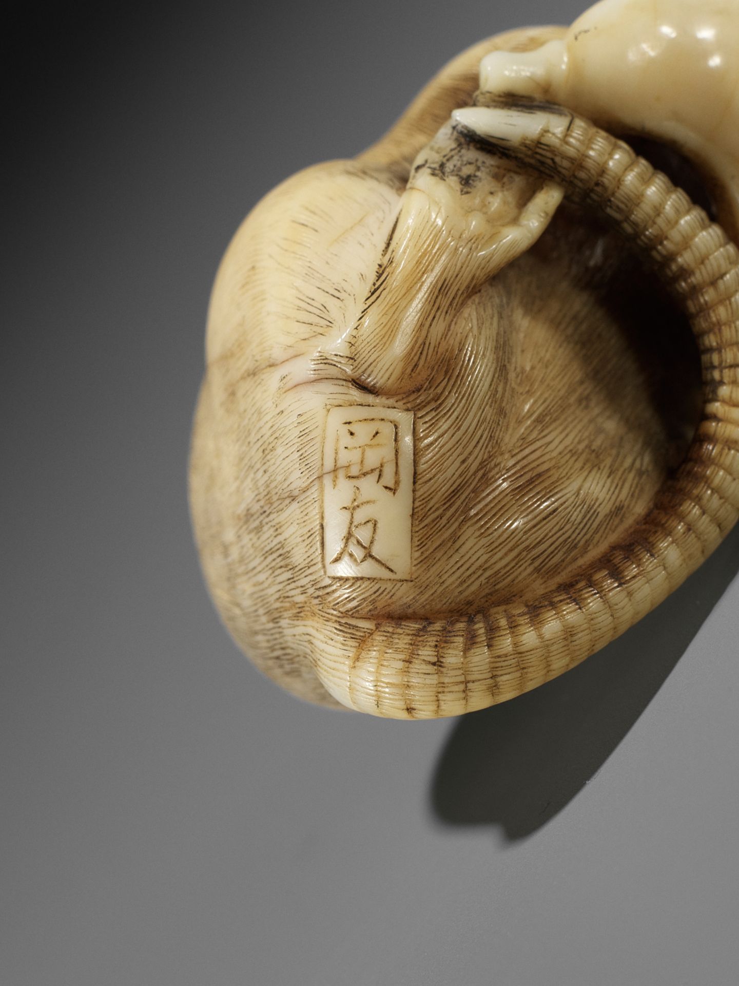 OKATOMO: A SUPERB IVORY NETSUKE OF A RAT WITH EDAMAME BEAN POD - Bild 14 aus 15