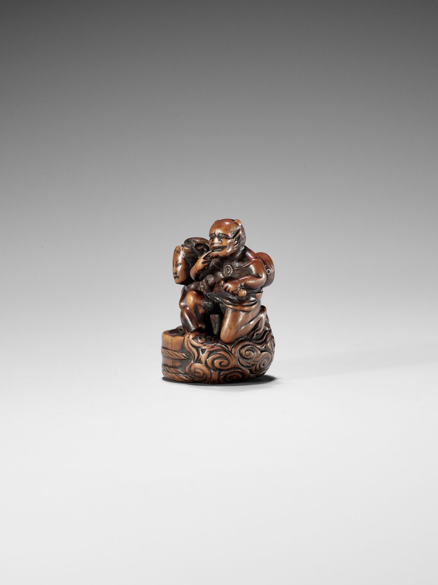 HOMIN: A GOOD WOOD NETSUKE OF RAIJIN WITH BATHING WOMAN - Bild 5 aus 11