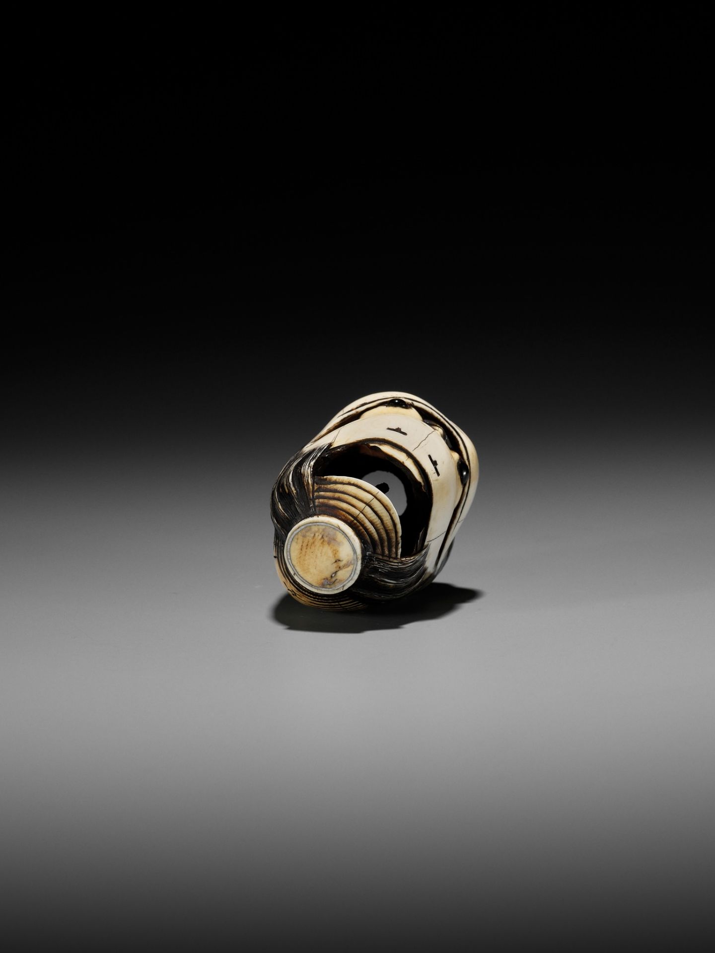 MITSUHIRO: A RARE AND IMPORTANT IVORY NETSUKE OF THE GHOST OF OIWA AS A CHOCHIN (LANTERN) - Bild 14 aus 14