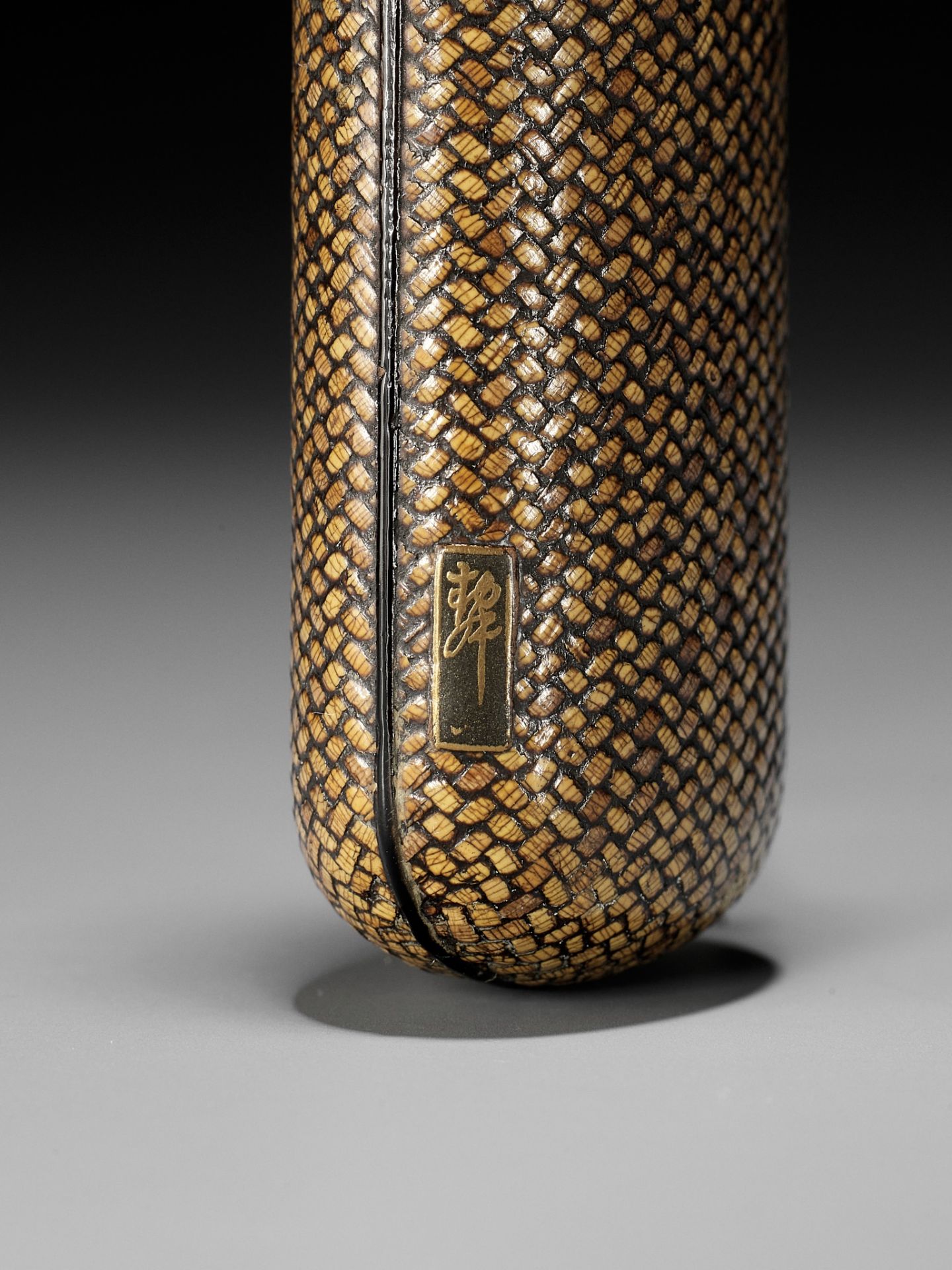 A FINE RATTAN AND LACQUER KISERUZUTSU WITH DRAGONFLIES - Image 7 of 9