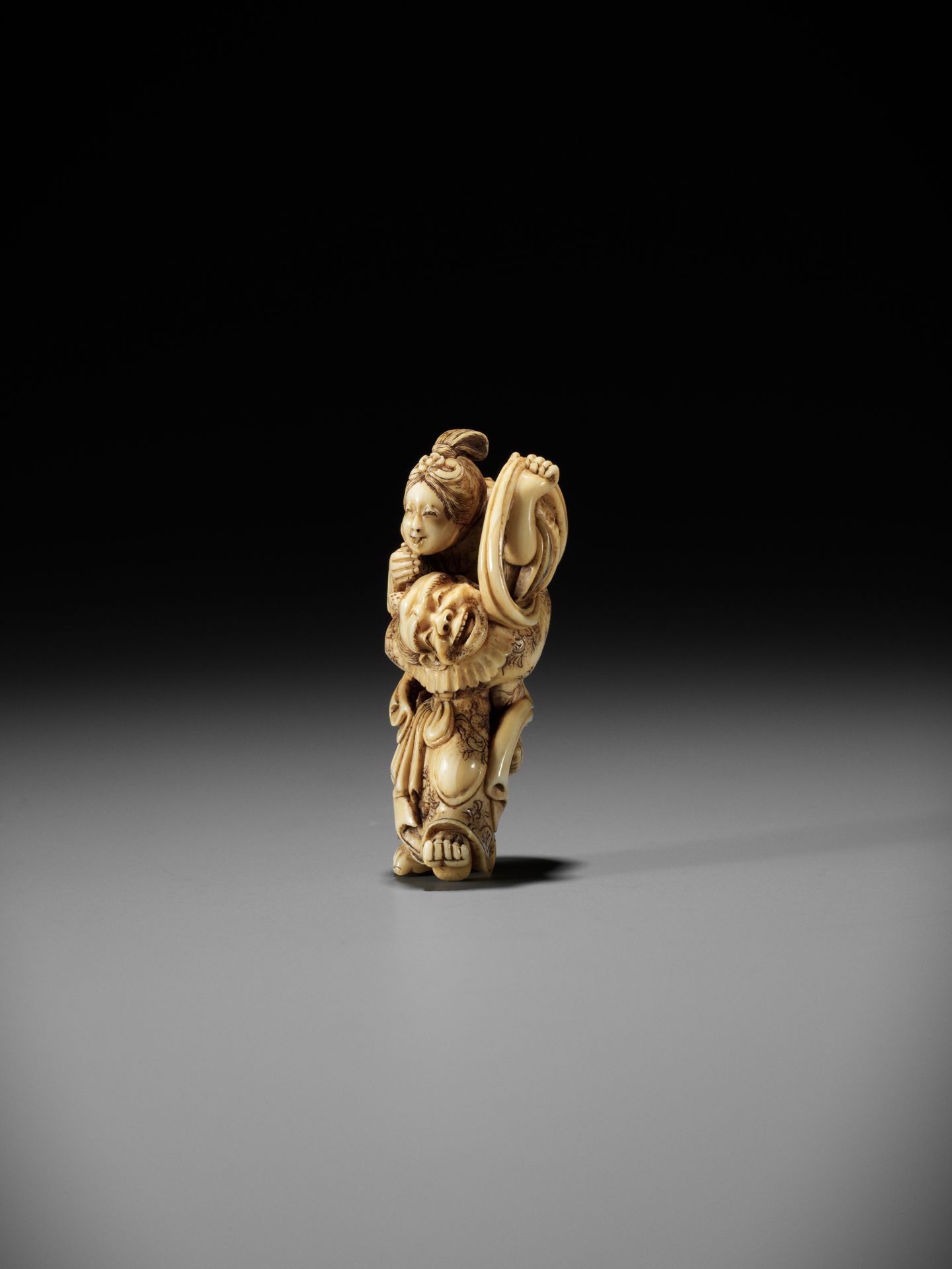 HIDEMASA: A FINE IVORY NETSUKE OF IKKAKU CARRYING THE PRINCESS SENDARAMO - Bild 7 aus 14