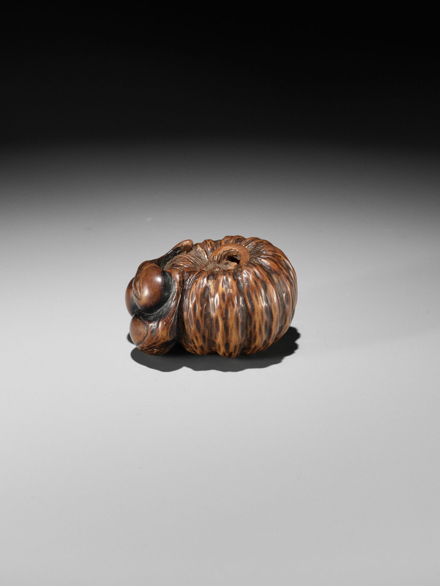 A FINE NAGOYA SCHOOL WOOD NETSUKE OF PUMPKINS AND NASUBI - Bild 6 aus 9