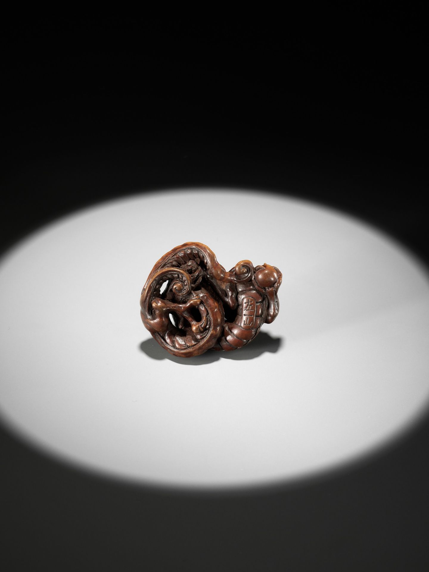 HIDARI ISSAN: A SUPERB WOOD NETSUKE OF A COILED DRAGON - Image 7 of 19