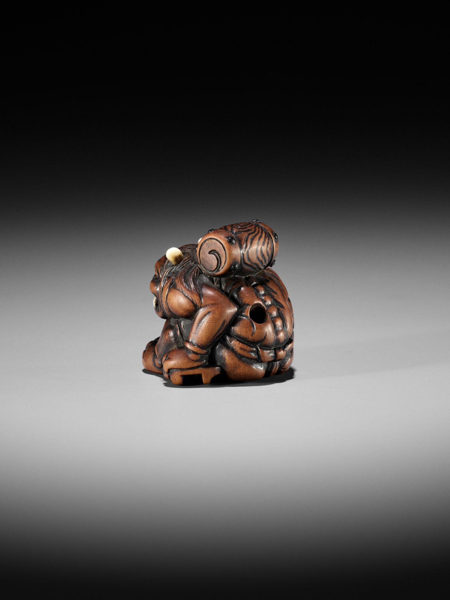 MASASADA: A POWERFUL WOOD NETSUKE OF RAIJIN WITH DRUM - Image 2 of 13