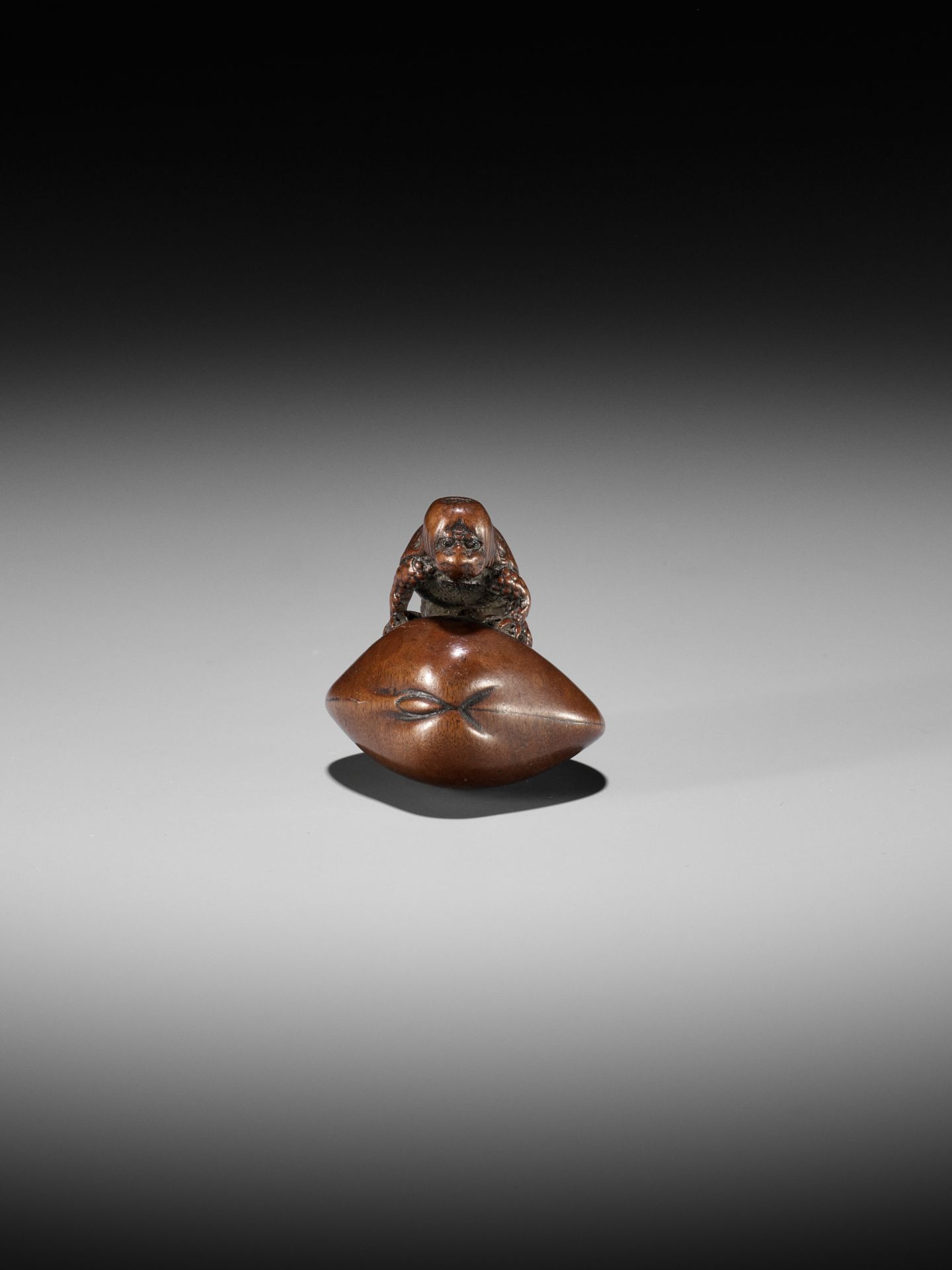 SUKETADA: A FINE WOOD NETSUKE OF A KAPPA TRAPPED BY A CLAM - Image 8 of 16