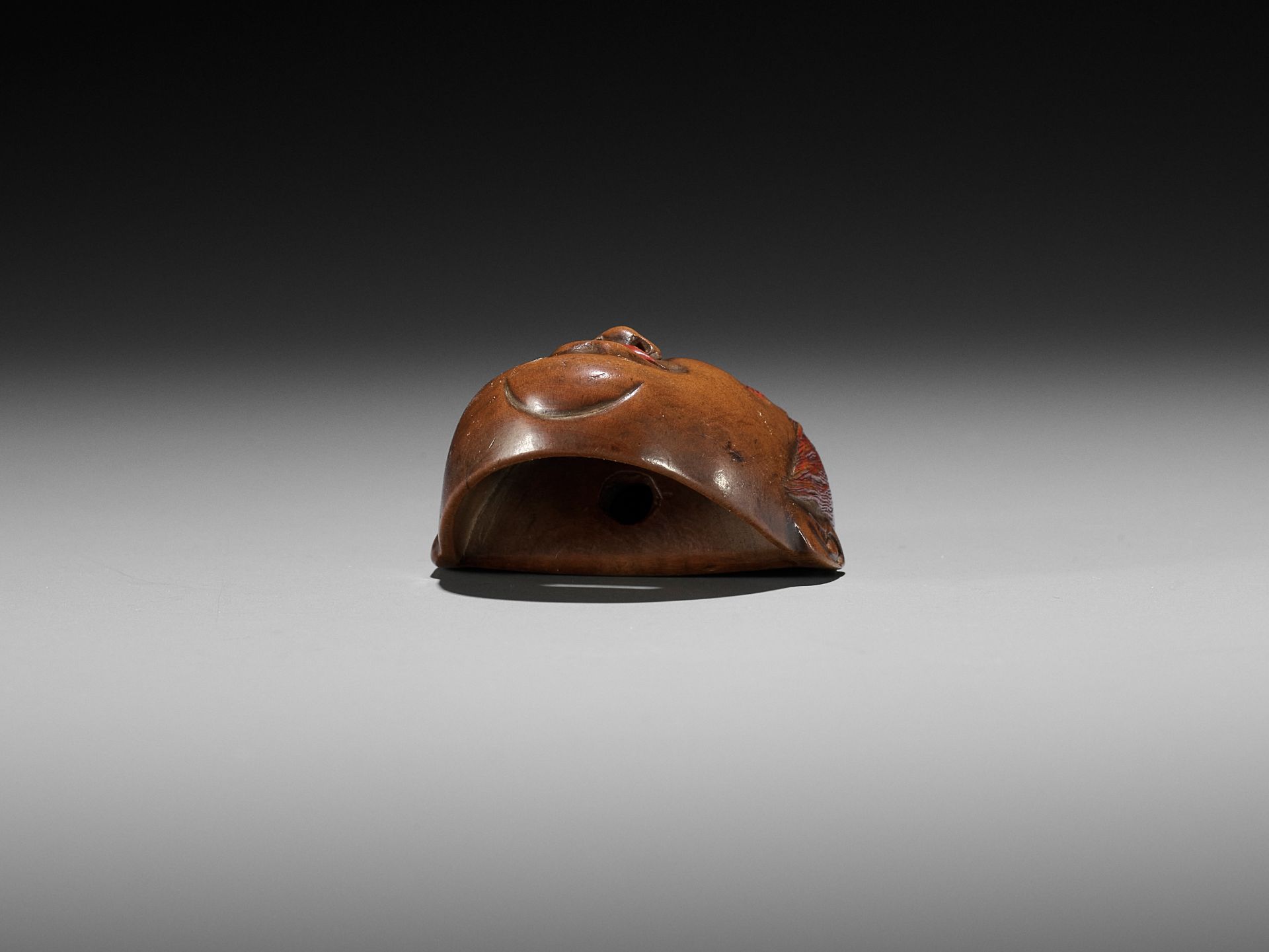 HO RAKUMIN: A WOOD AND LACQUER MASK NETSUKE OF A SHOJO - Bild 11 aus 11