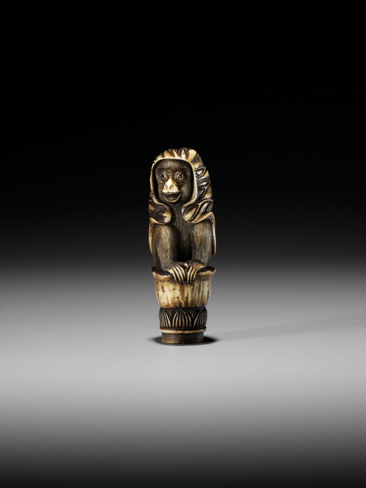 KOKU: A STAG ANTLER KNIFE HANDLE IN THE FORM OF A MONKEY WITH A LOTUS CLOAK - Image 10 of 12