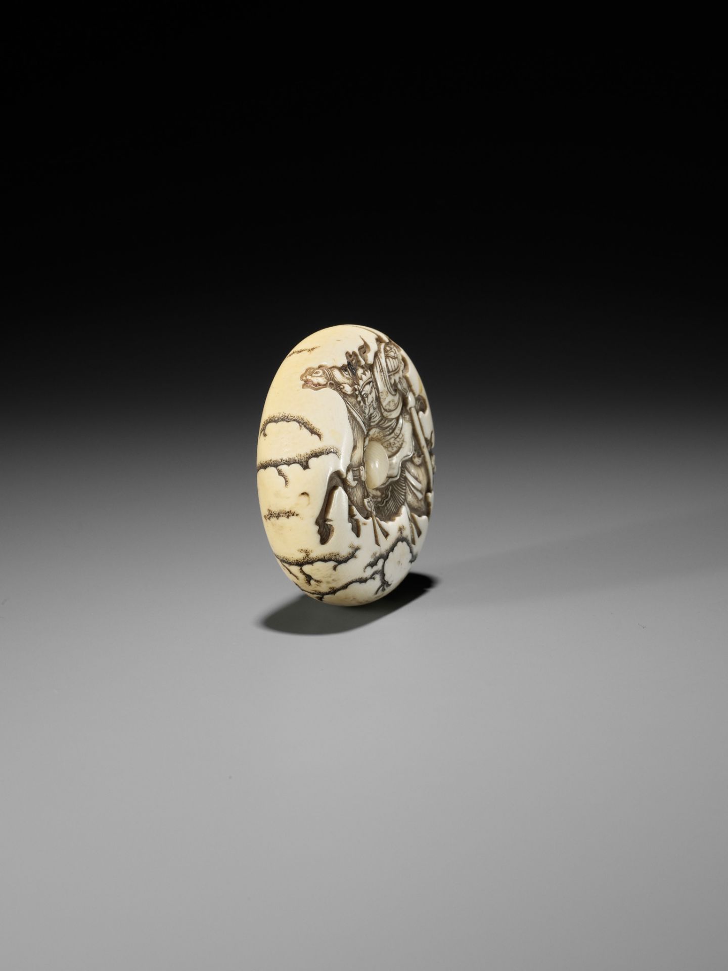 KOSAI MORITOSHI: A FINE IVORY MANJU NETSUKE DEPICTING GENTOKU ON HORSEBACK - Image 6 of 12