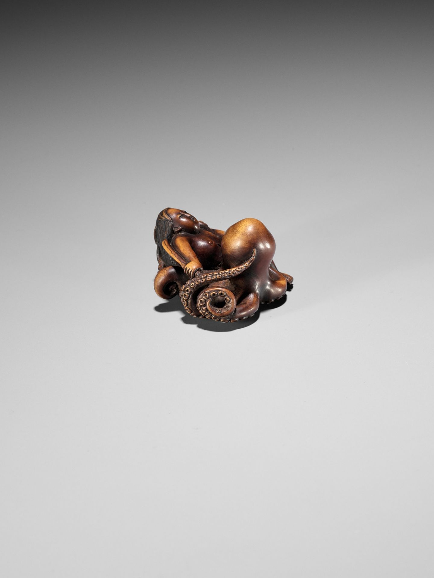 A SUPERB WOOD NETSUKE OF AN AMA STRUGGLING WITH AN OCTOPUS, ATTRIBUTED TO IKKYU - Image 15 of 16