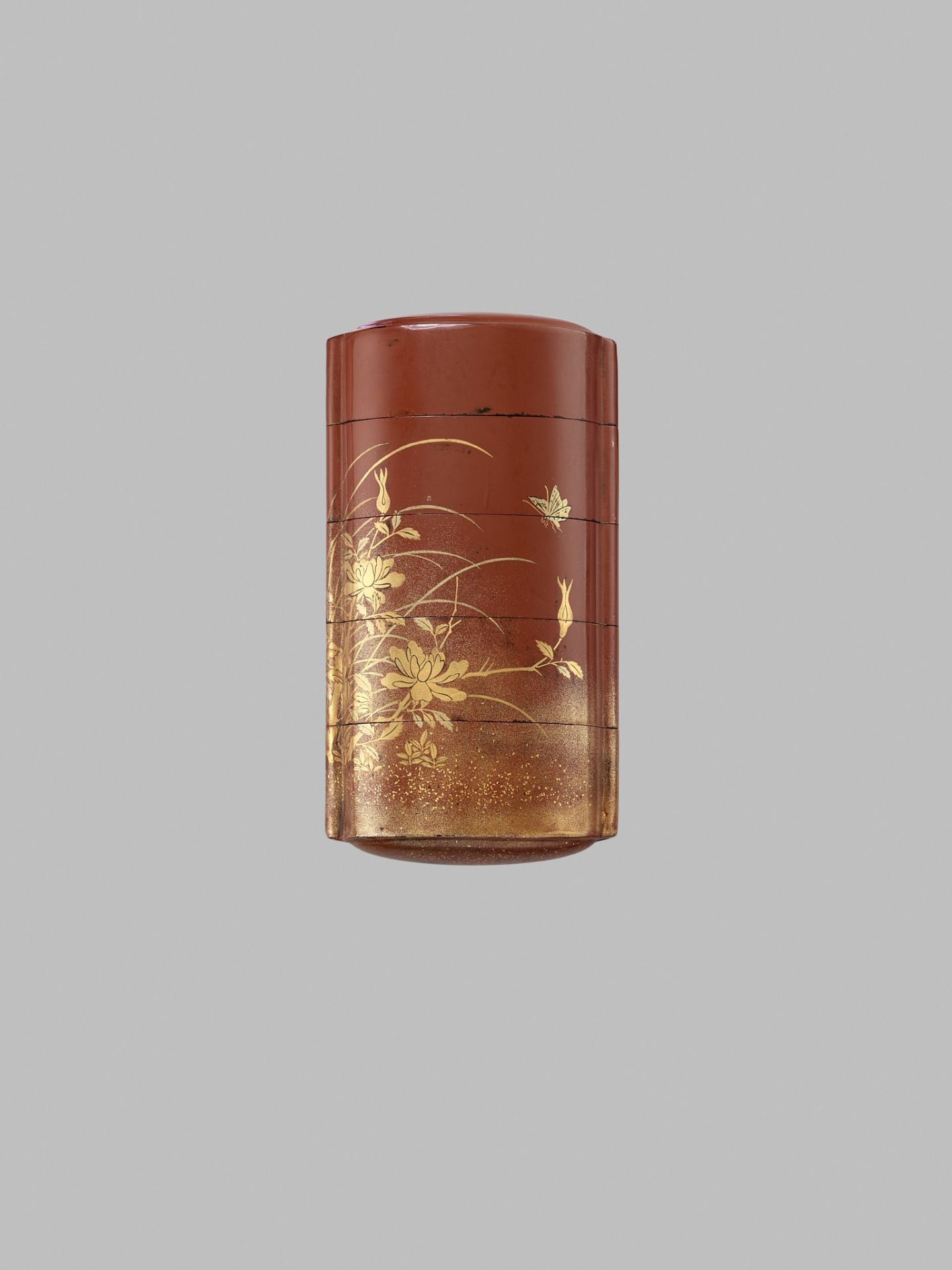 TATSUKE KOKOSAI: A RARE LACQUER FOUR-CASE INRO DEPICTING A CAT AND BUTTERFLY - Bild 3 aus 6