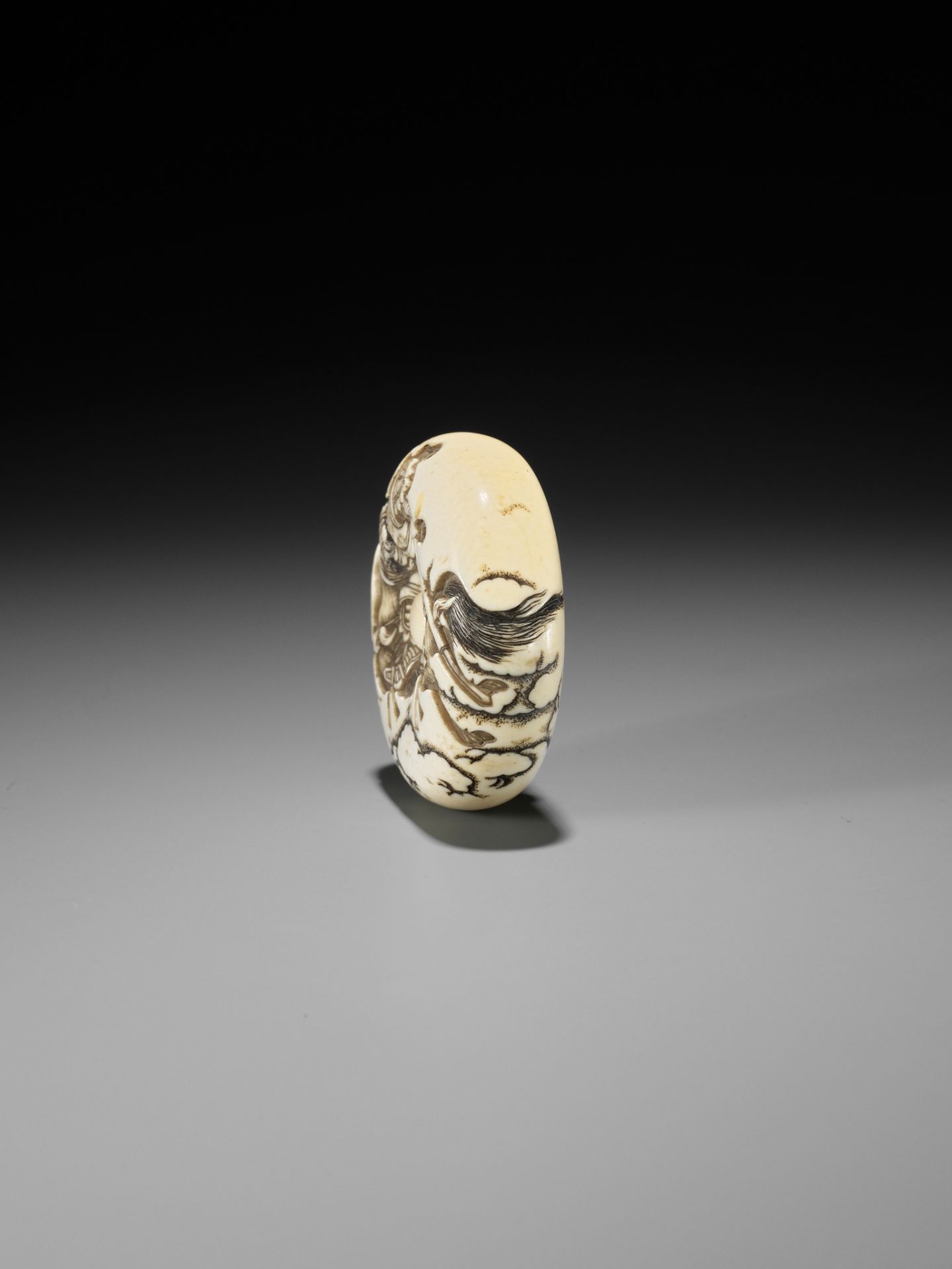 KOSAI MORITOSHI: A FINE IVORY MANJU NETSUKE DEPICTING GENTOKU ON HORSEBACK - Image 7 of 12