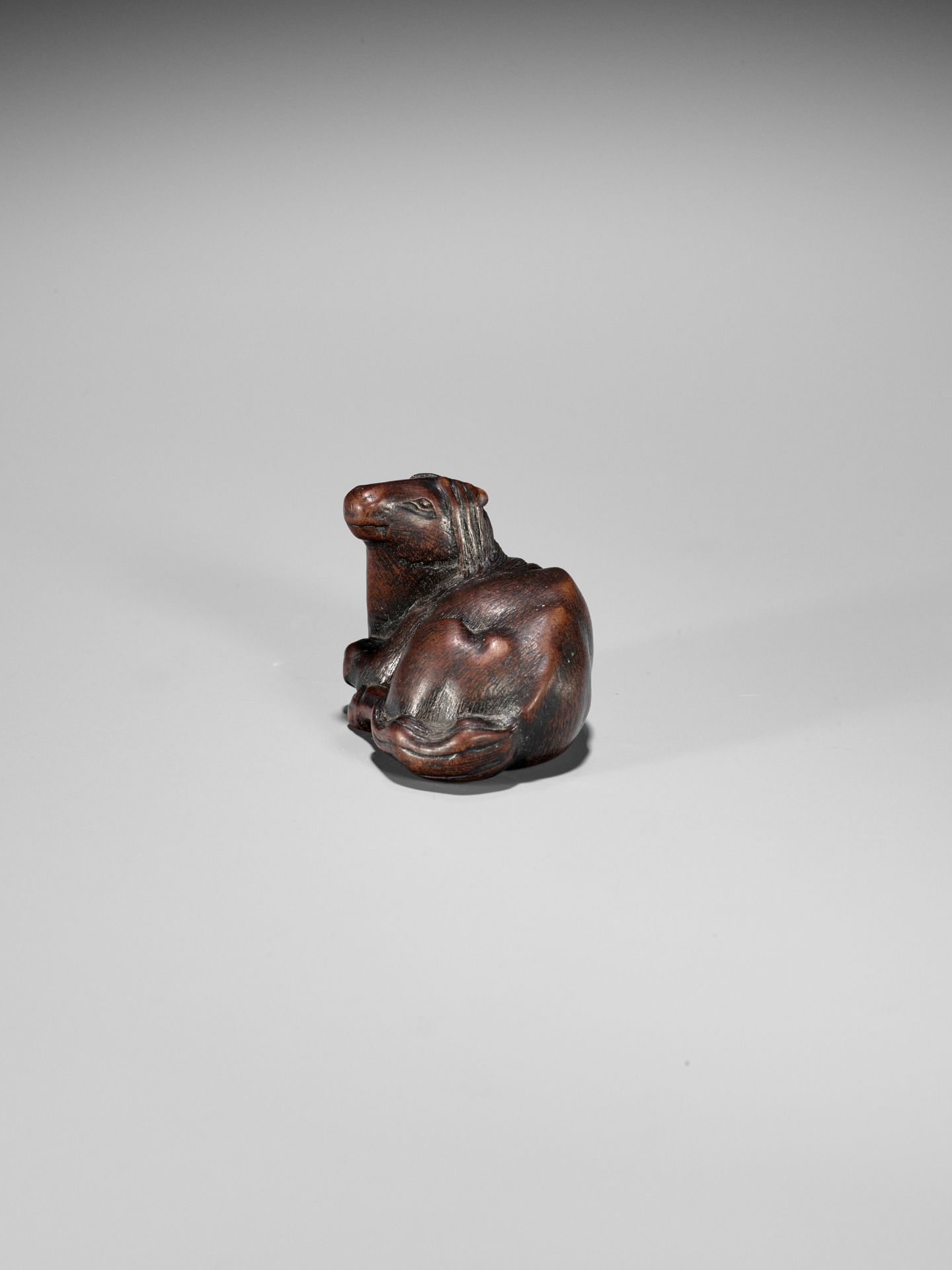 MASAMARU: A FINE WOOD NETSUKE OF A RECUMBENT HORSE - Bild 3 aus 10