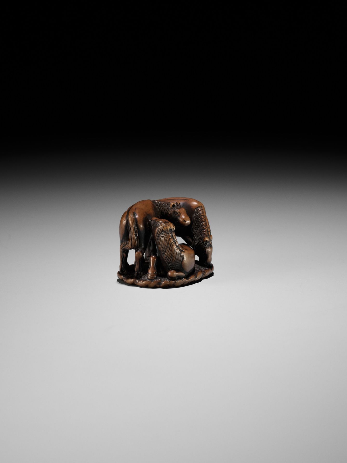 ISSAI: A CHARMING WOOD NETSUKE OF THREE HORSES - Bild 7 aus 11