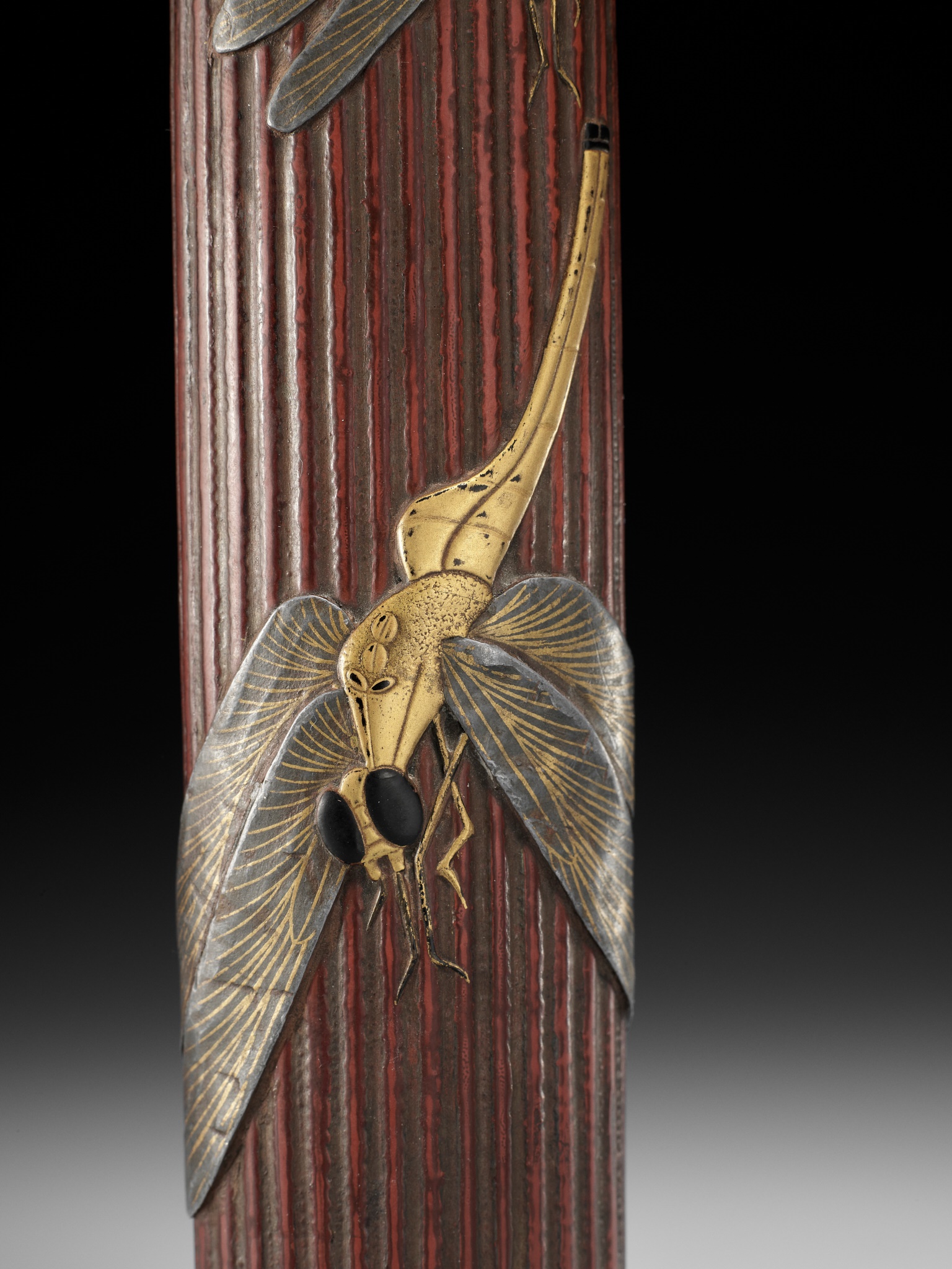 A LARGE AND RARE RINPA-STYLE INLAID AND LACQUERED KISERUZUTSU DEPICTING DRAGONFLIES - Image 3 of 9