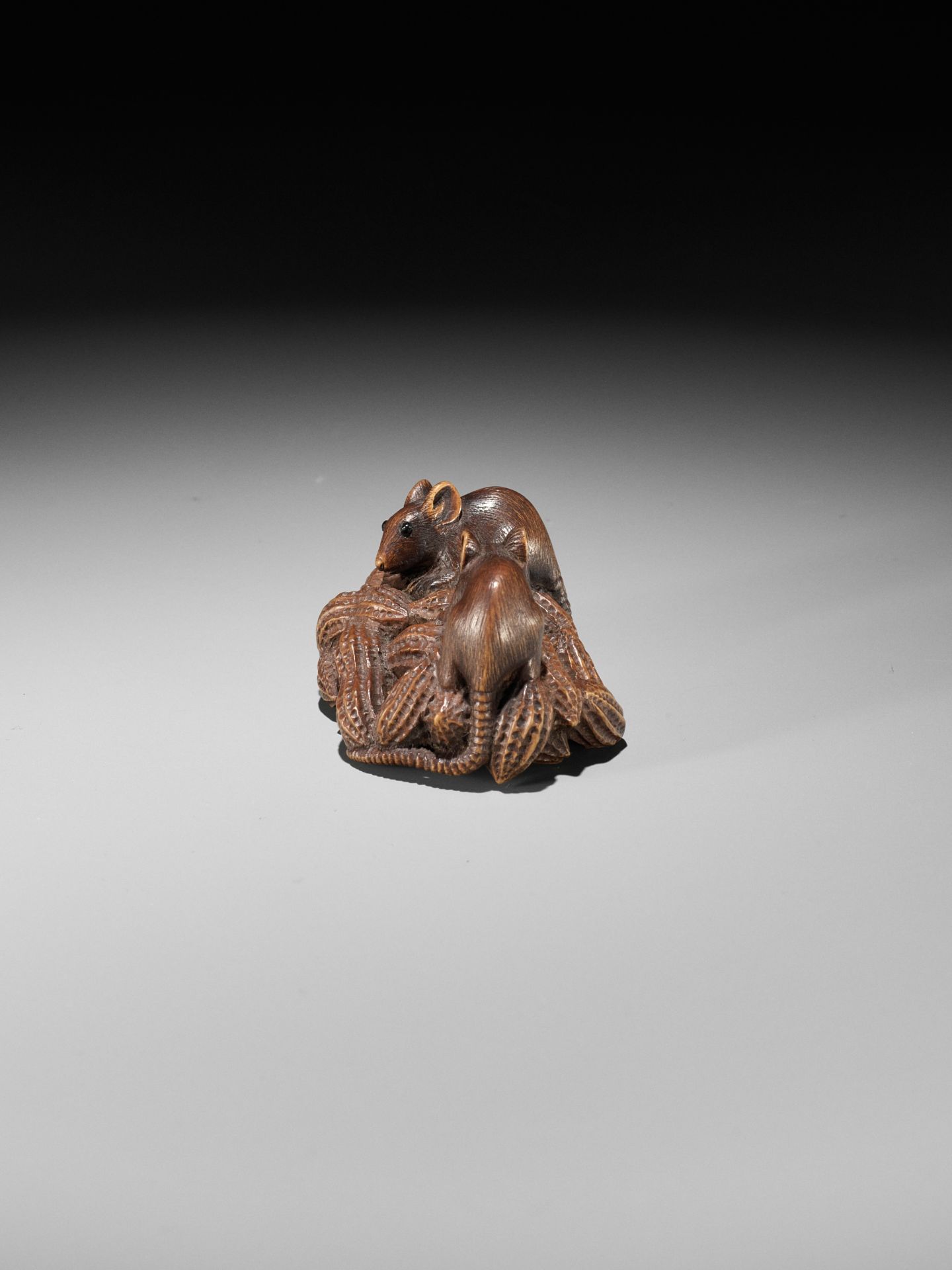 MASANAO: A WOOD NETSUKE OF TWO RATS ON A CLUSTER OF PEANUTS - Bild 7 aus 11