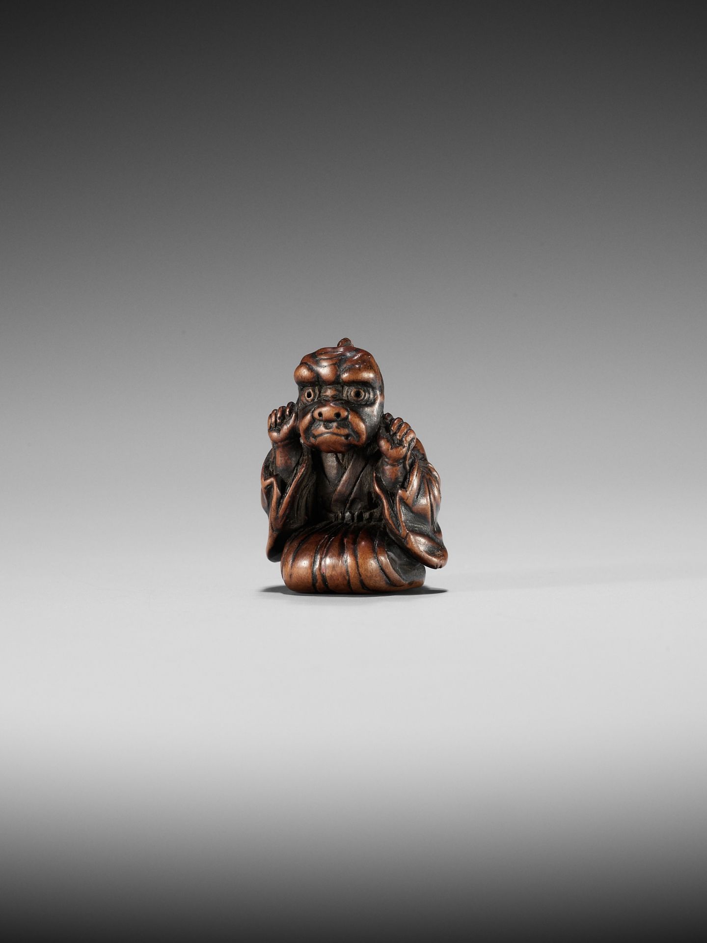 A FINE EDO SCHOOL WOOD NETSUKE OF A BOY WEARING AN ONI MASK - Bild 3 aus 9