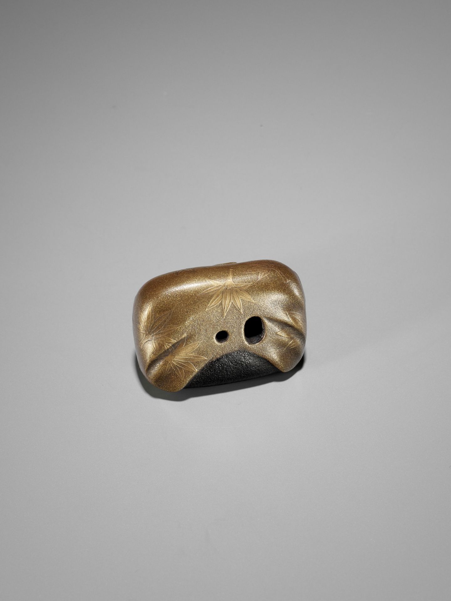 AN EXCEPTIONAL LACQUER NETSUKE OF A KONOHA TENGU MASK WRAPPED IN A FUROSHIKI - Bild 9 aus 11