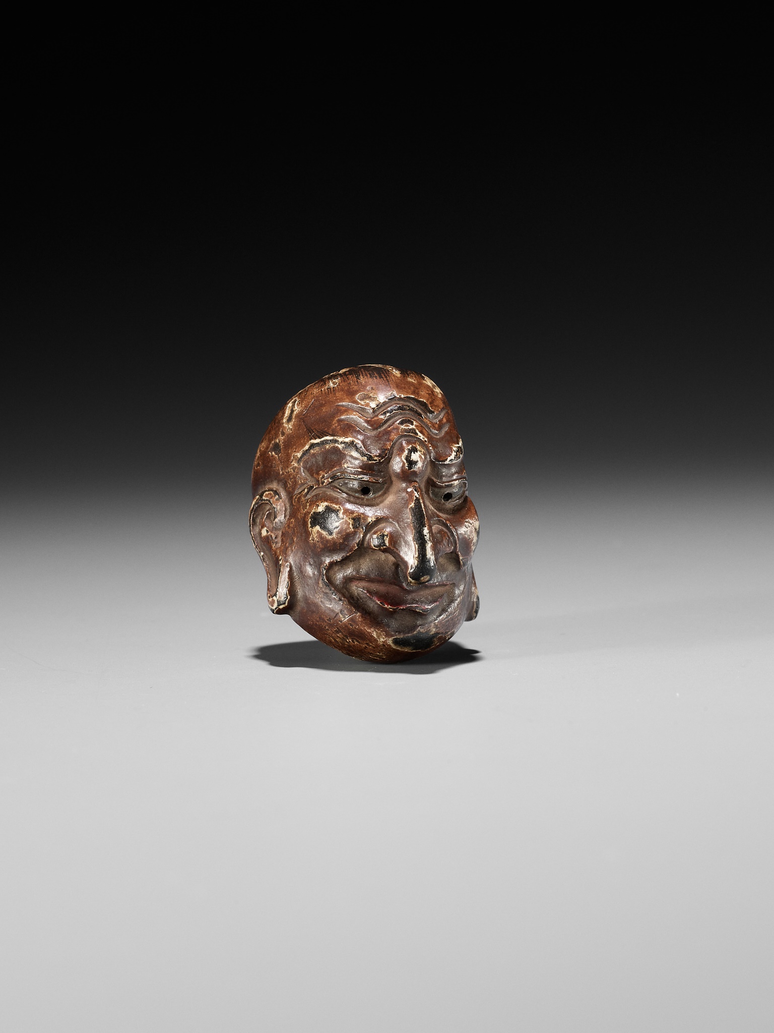 A LACQUERED WOOD GIGAKU MASK NETSUKE OF CHIDO - Image 6 of 12