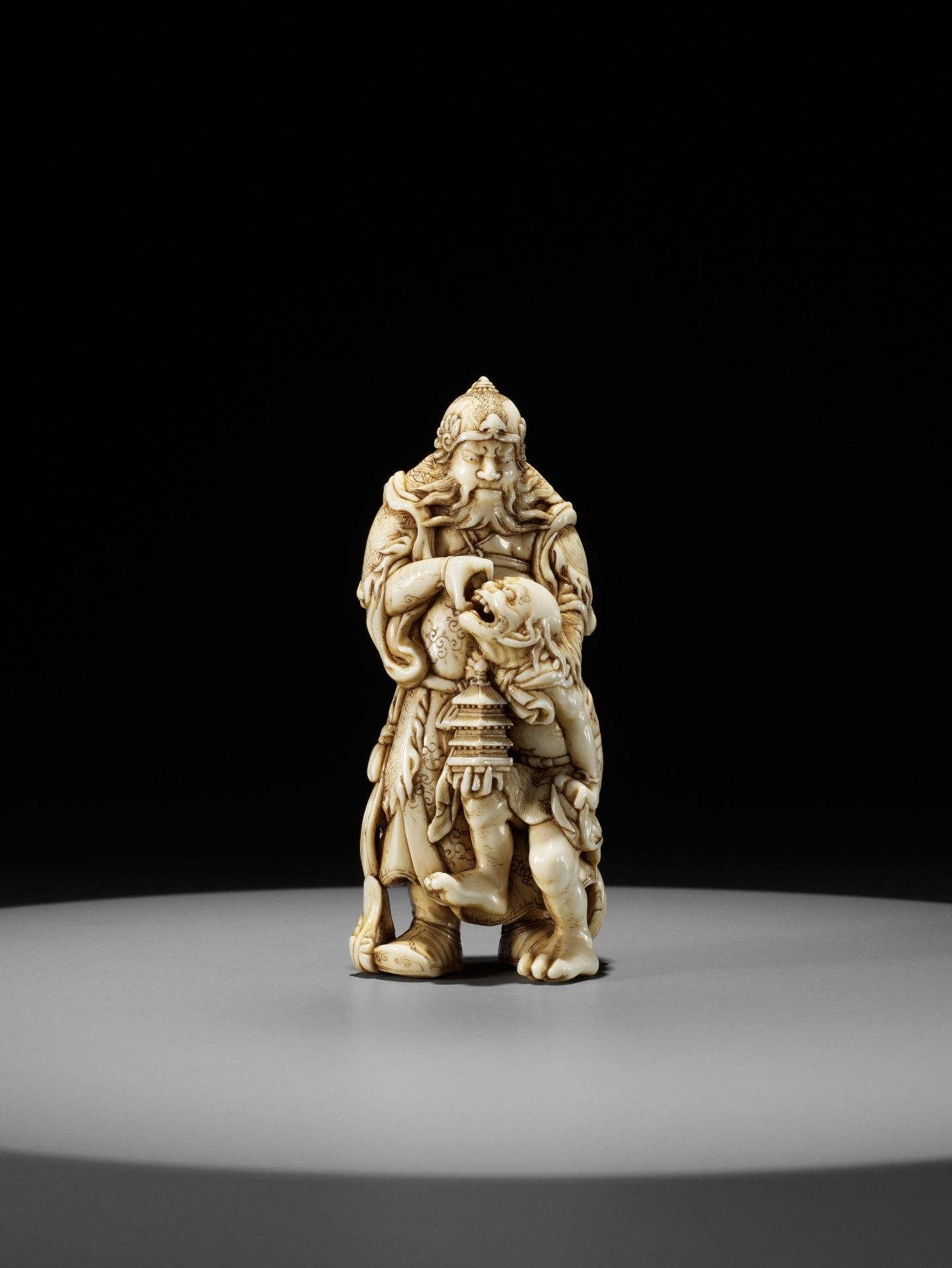 IKKOSAI: AN IMPORTANT AND LARGE IVORY NETSUKE OF IDATEN CAPTURING AN ONI - Bild 6 aus 16