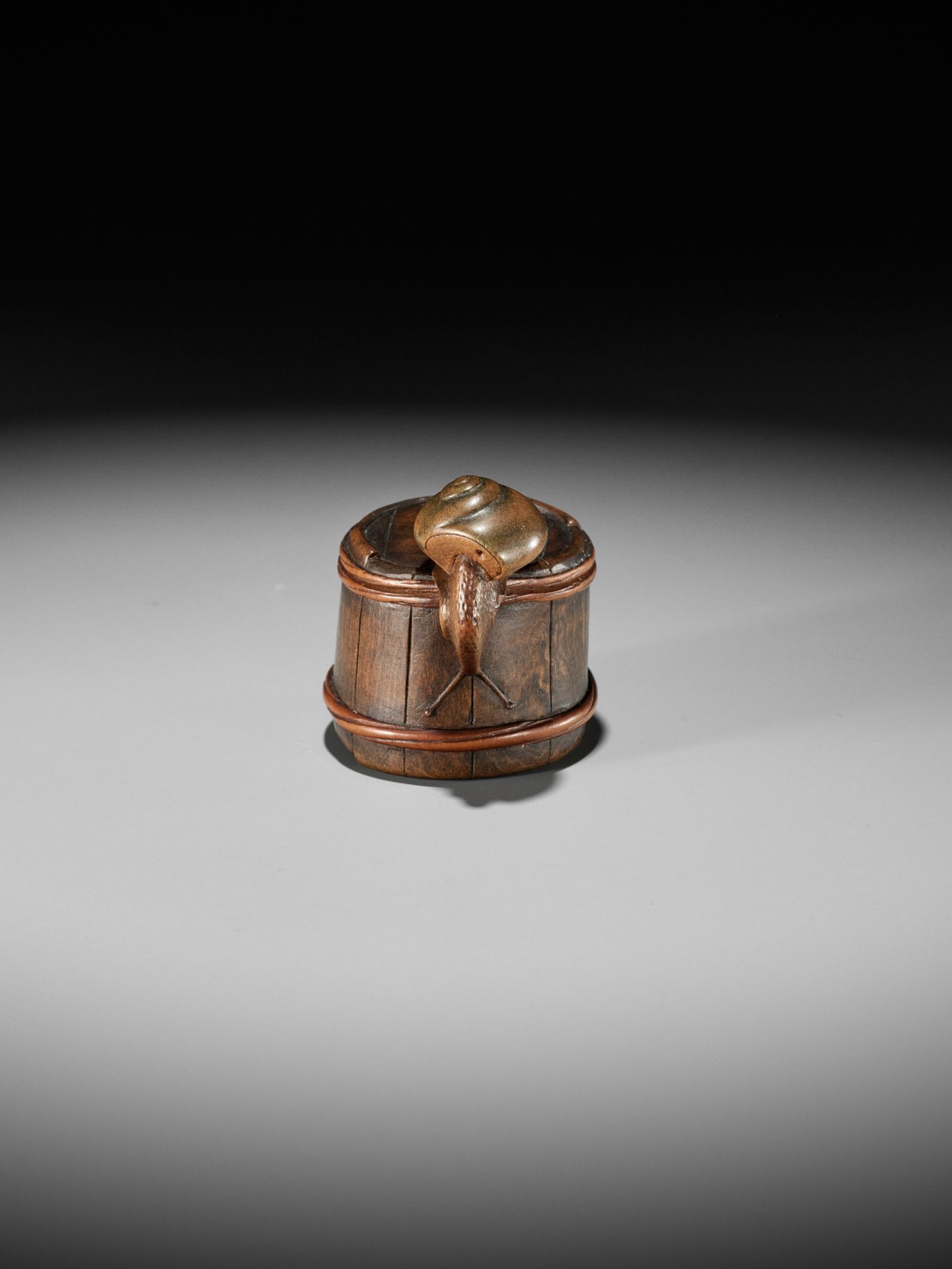 SHIGEMASA: A FINE WOOD NETSUKE OF A SNAIL ON BUCKET - Bild 6 aus 11