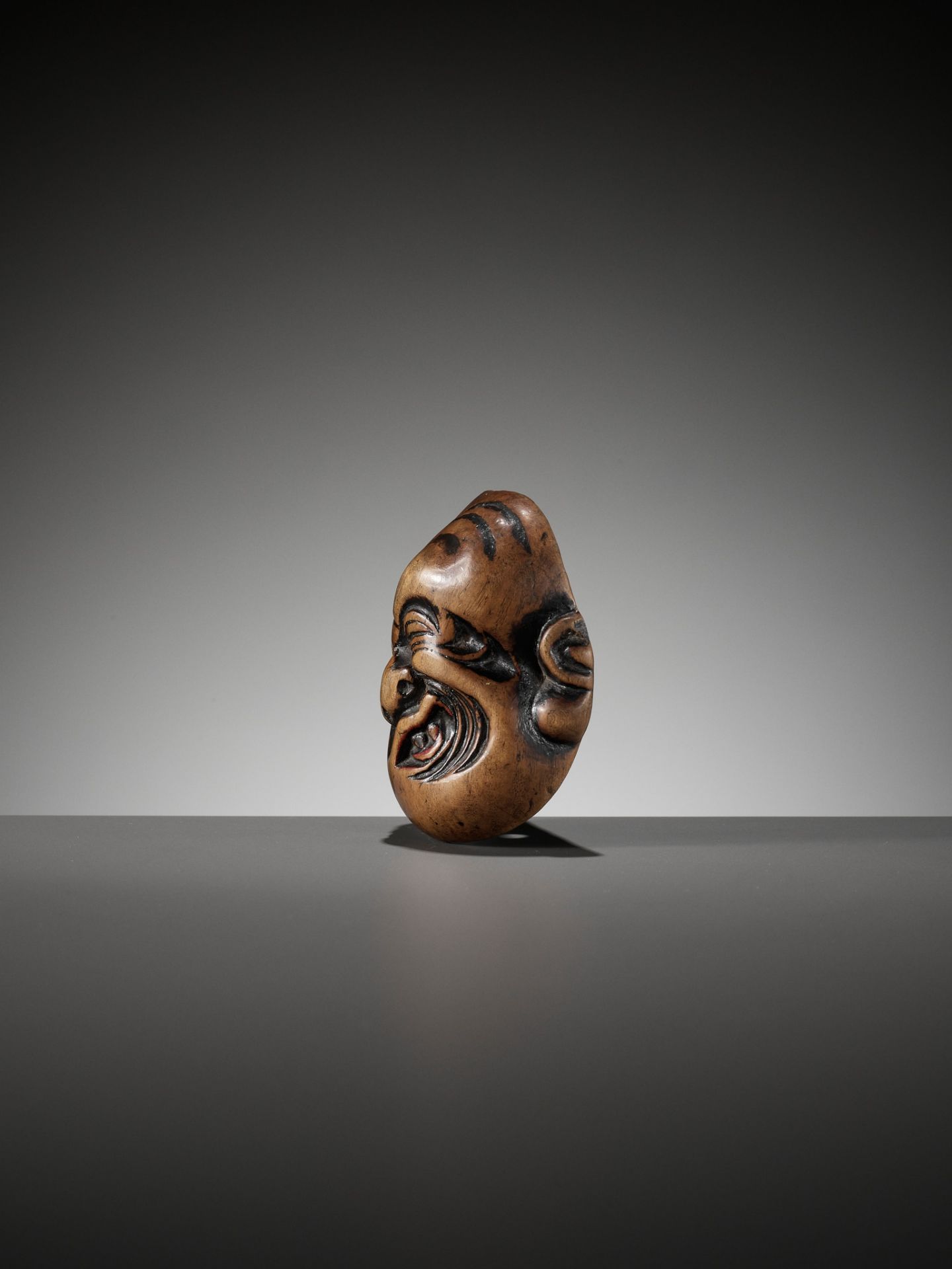 AN IMPORTANT EARLY WOOD MASK NETSUKE DEPICTING A GRIMACING MAN - Image 4 of 9