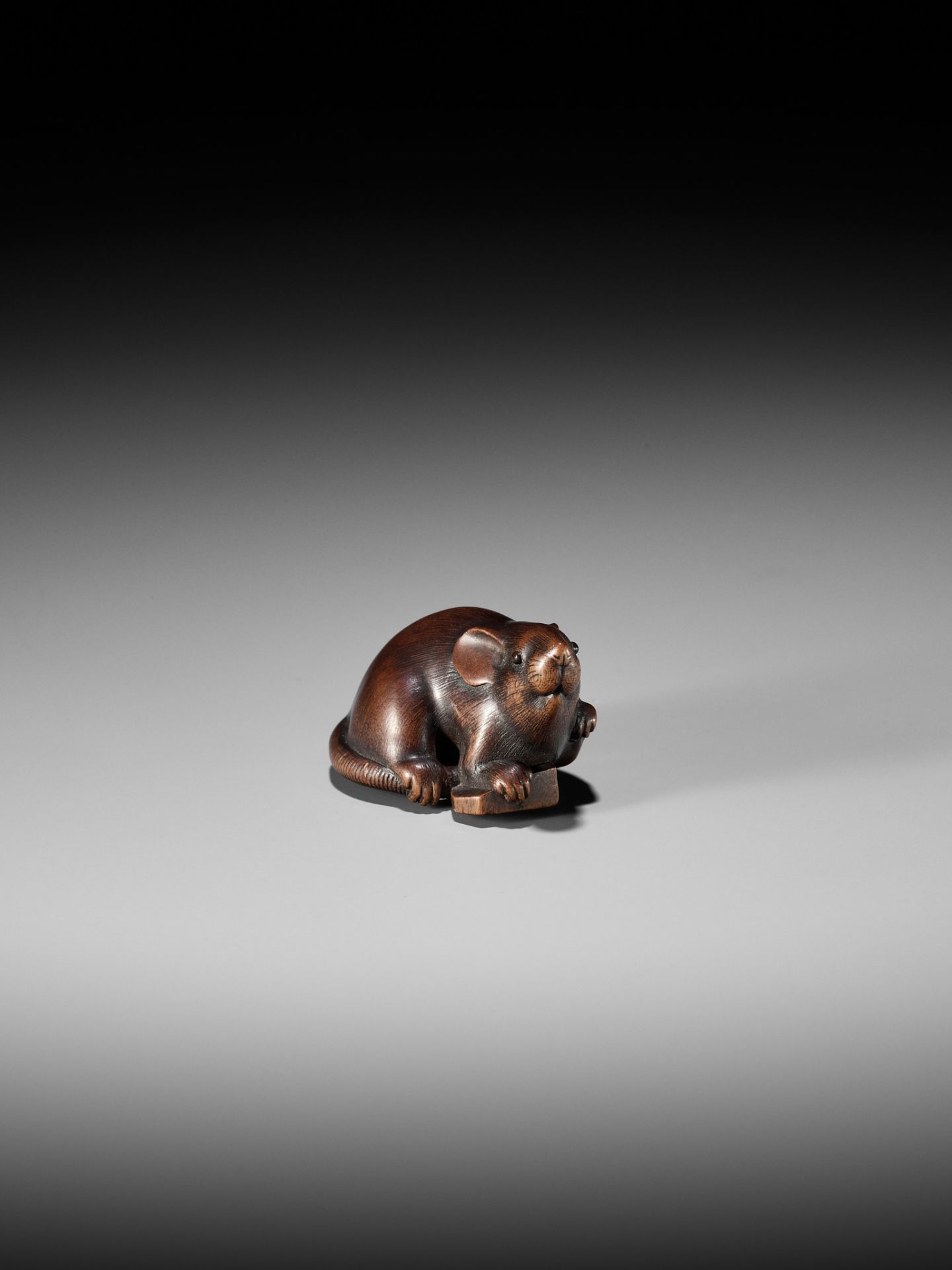 IKKAN: A FINE WOOD NETSUKE OF A RAT WITH A SHOGI TILE - Image 9 of 17