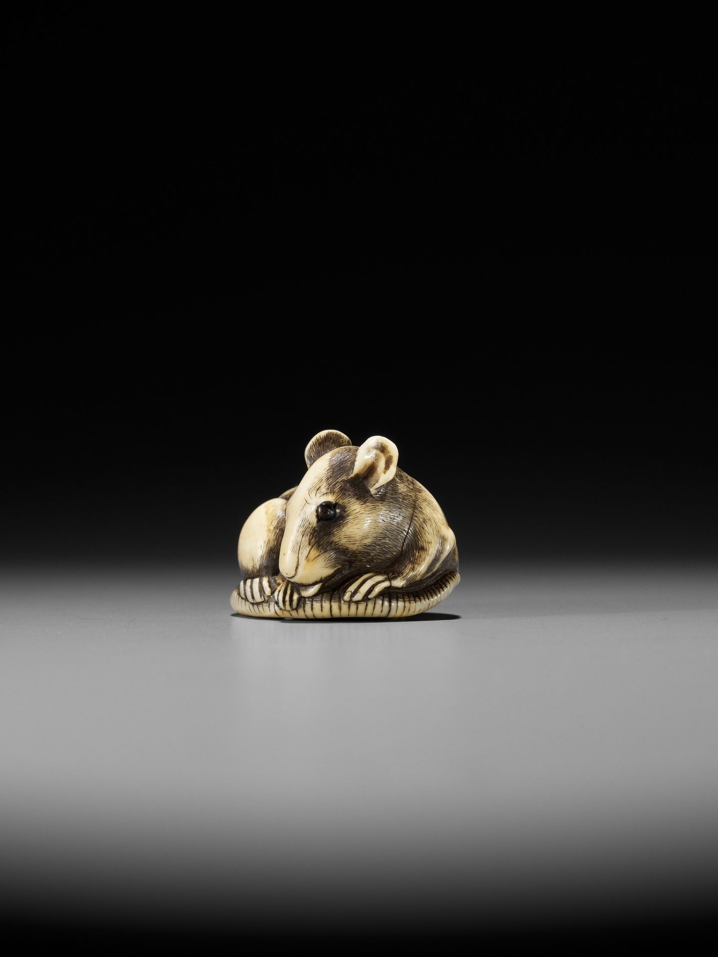 A GOOD KYOTO SCHOOL IVORY NETSUKE OF A RAT - Bild 6 aus 12