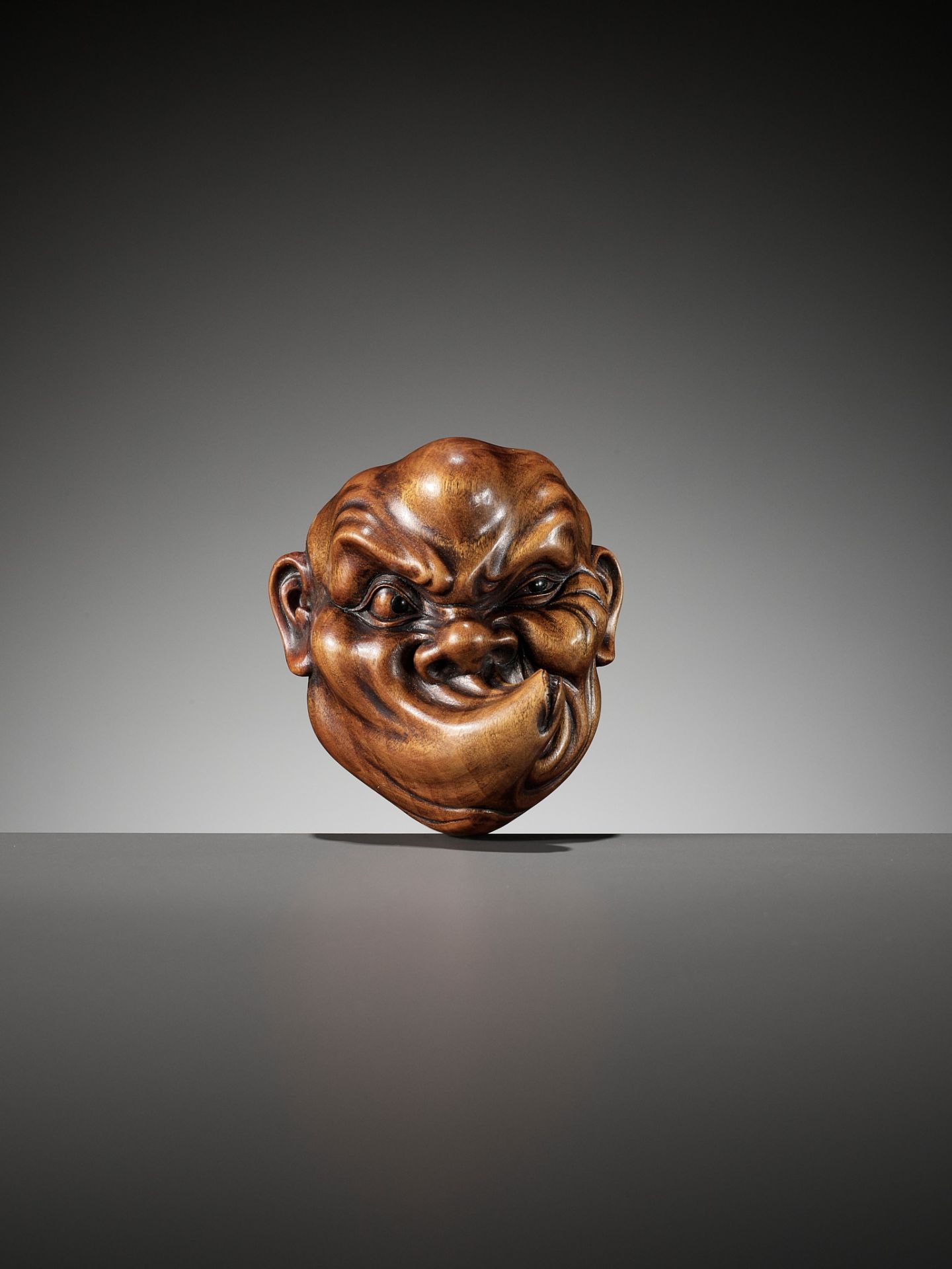 A LARGE WOOD MASK NETSUKE OF USOFUKI - Bild 4 aus 8