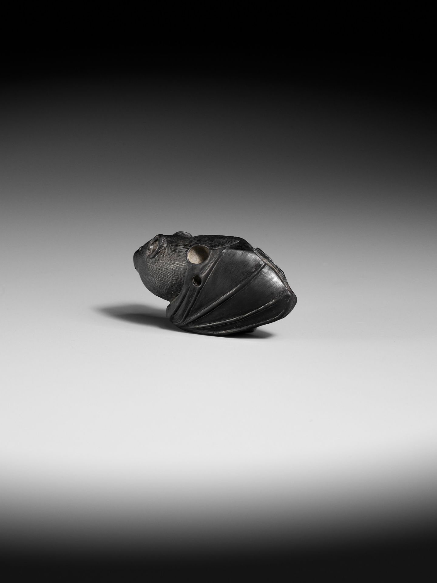 A RARE EBONY NETSUKE OF A BAT - Bild 7 aus 9