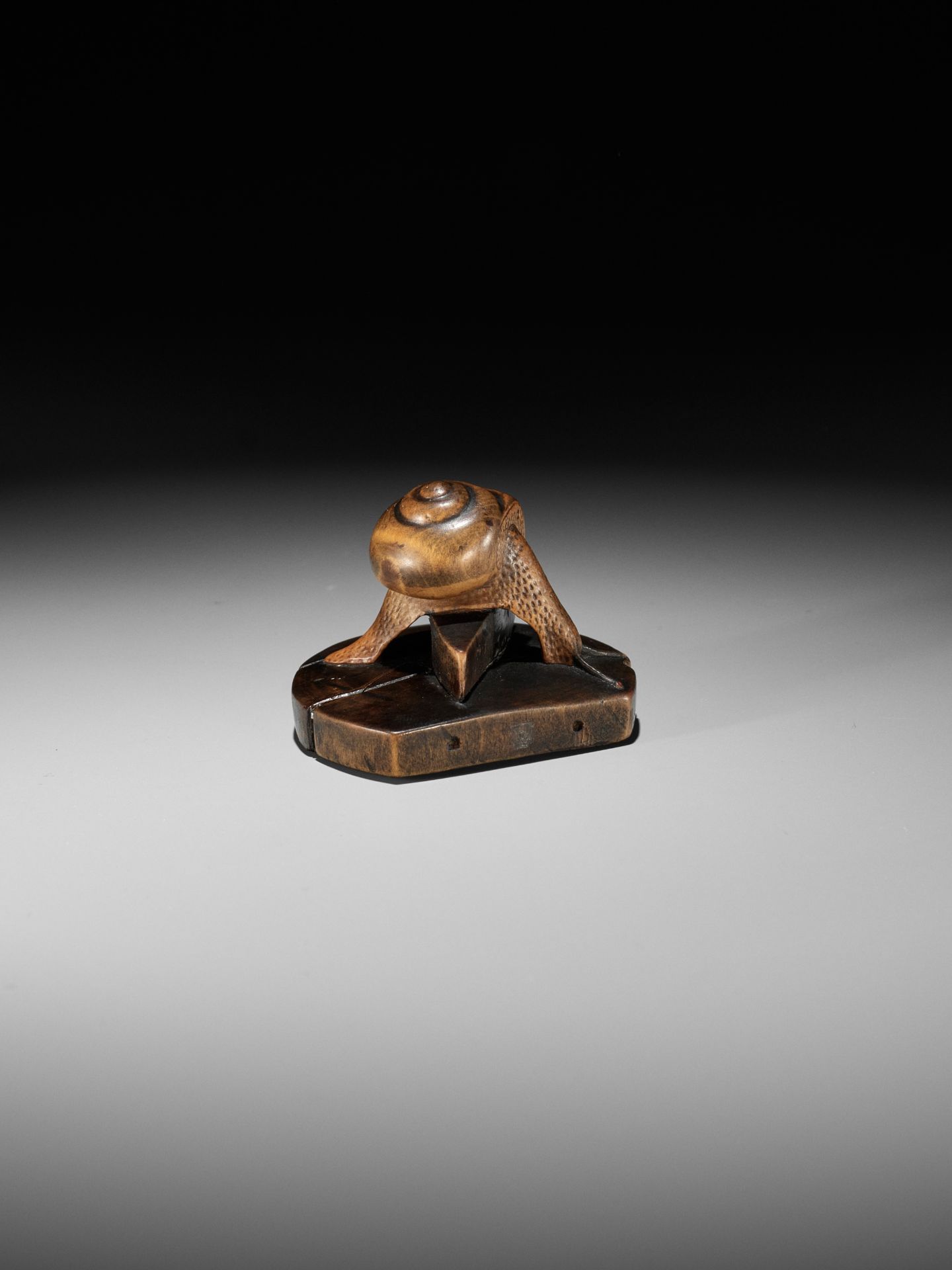 TOMOSHIGE: A RARE WOOD NETSUKE OF A SNAIL ON A WELL BUCKET COVER - Bild 10 aus 13