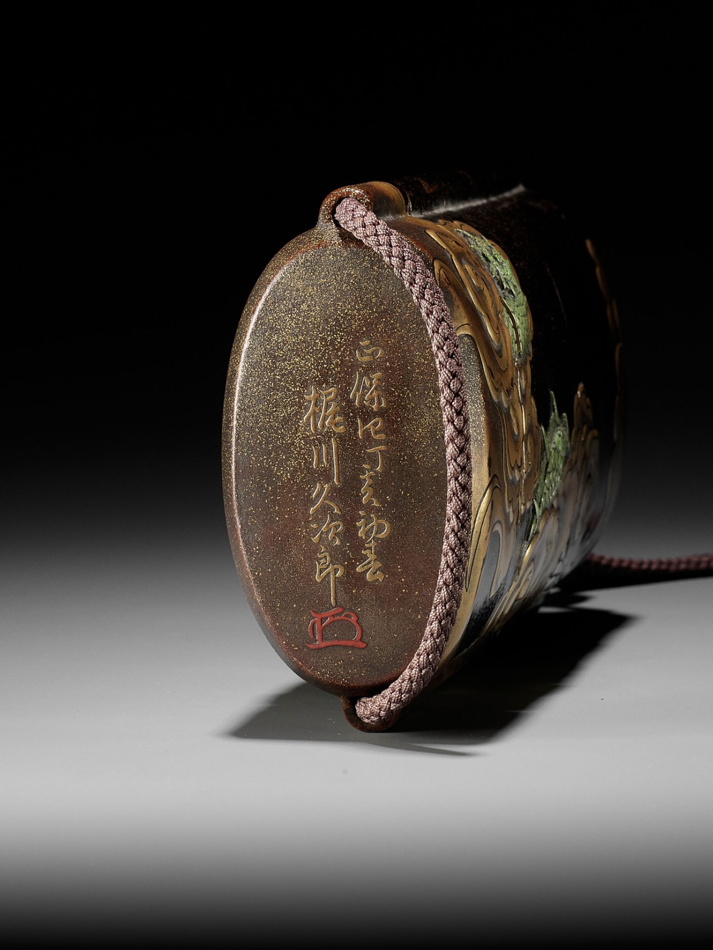 KAJIKAWA KYUJIRO: EXCEPTIONALLY LARGE AND IMPORTANT LACQUER FOUR CASE INRO WITH DRAGON, DATED 1647 - Bild 12 aus 18