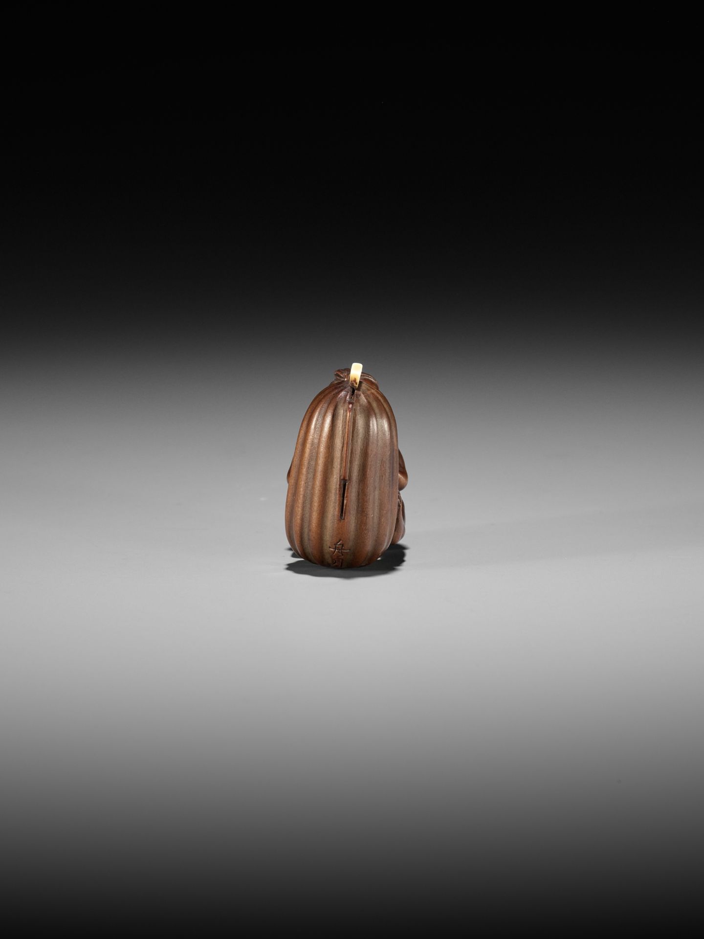 SHUGETSU SHIZAN: A FINE WOOD NETSUKE OF A MAN CUTTING A GIGANTIC GOURD - Image 8 of 11