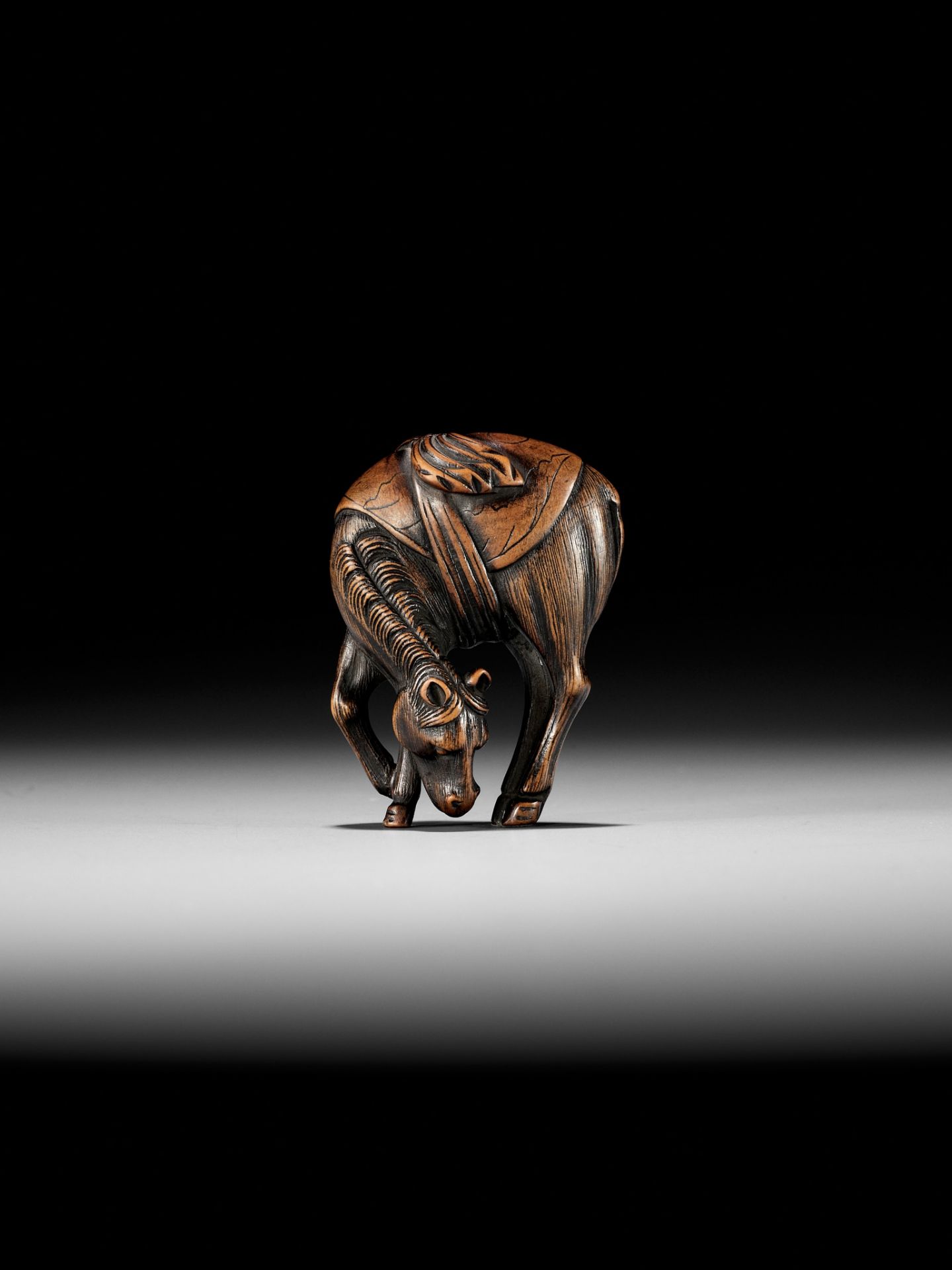 A FINE WOOD NETSUKE OF A GRAZING HORSE - Bild 3 aus 8