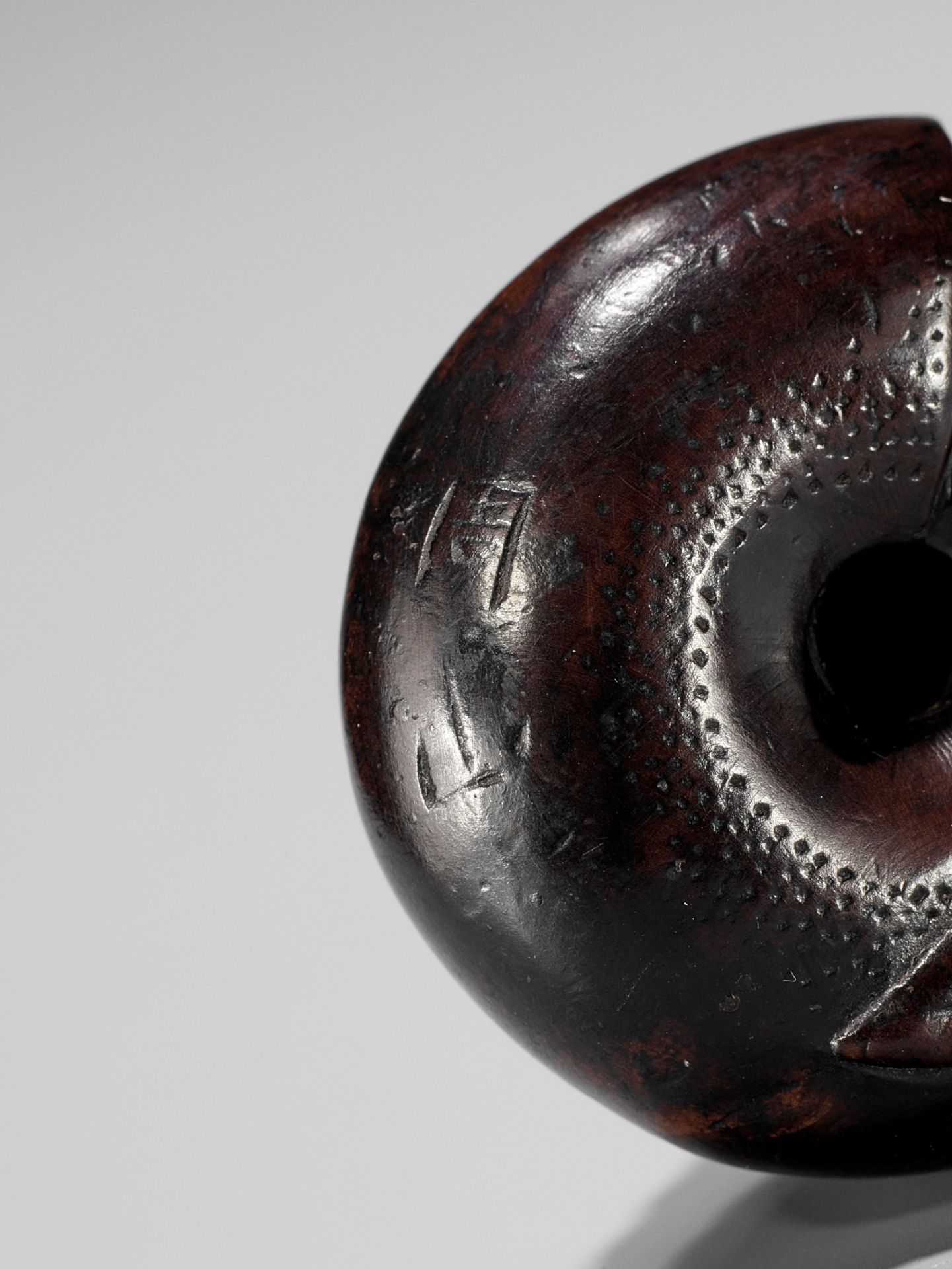 SHUZAN: AN EXCEPTIONAL WOOD NETSUKE OF A SNAIL ACROBAT - Bild 12 aus 25