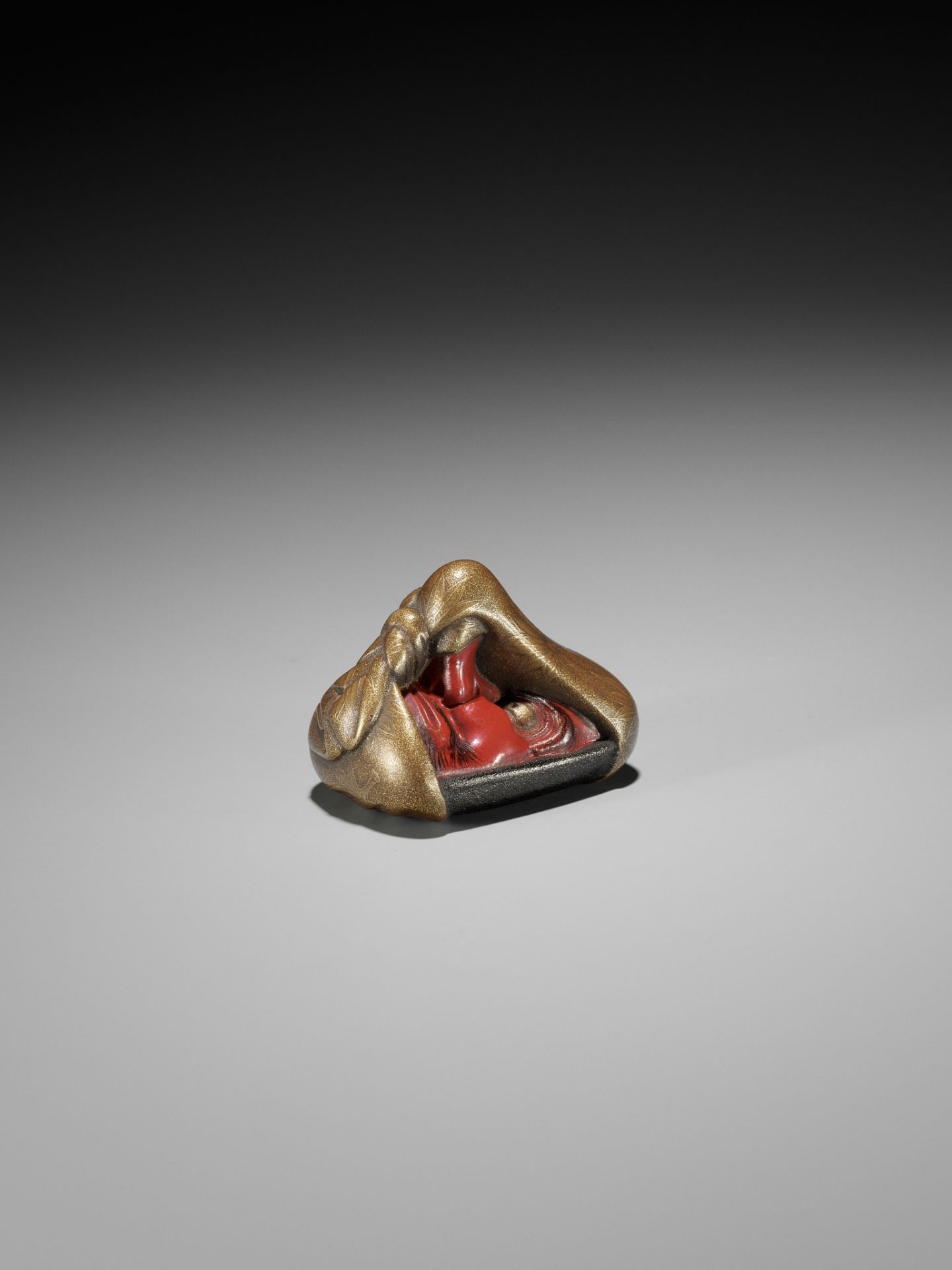 AN EXCEPTIONAL LACQUER NETSUKE OF A KONOHA TENGU MASK WRAPPED IN A FUROSHIKI - Bild 10 aus 11