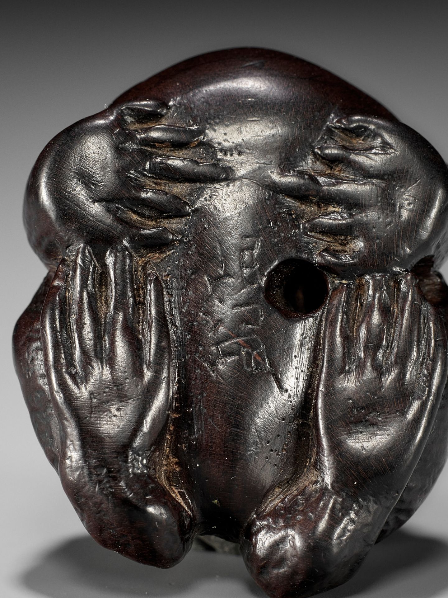 MINKO: A DARK WOOD NETSUKE OF A FAT TOAD - Bild 3 aus 12