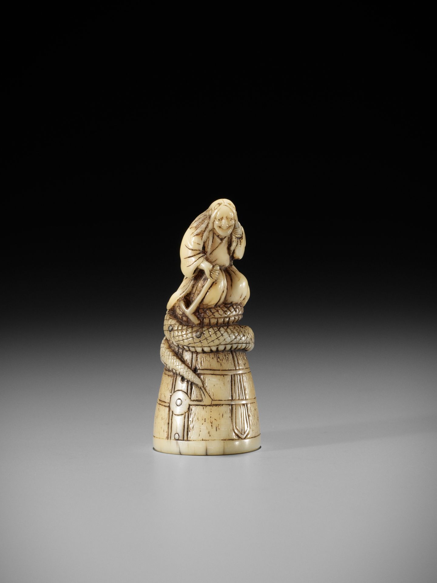 A RARE MARINE TOOTH NETSUKE OF KIYOHIME - Bild 3 aus 8