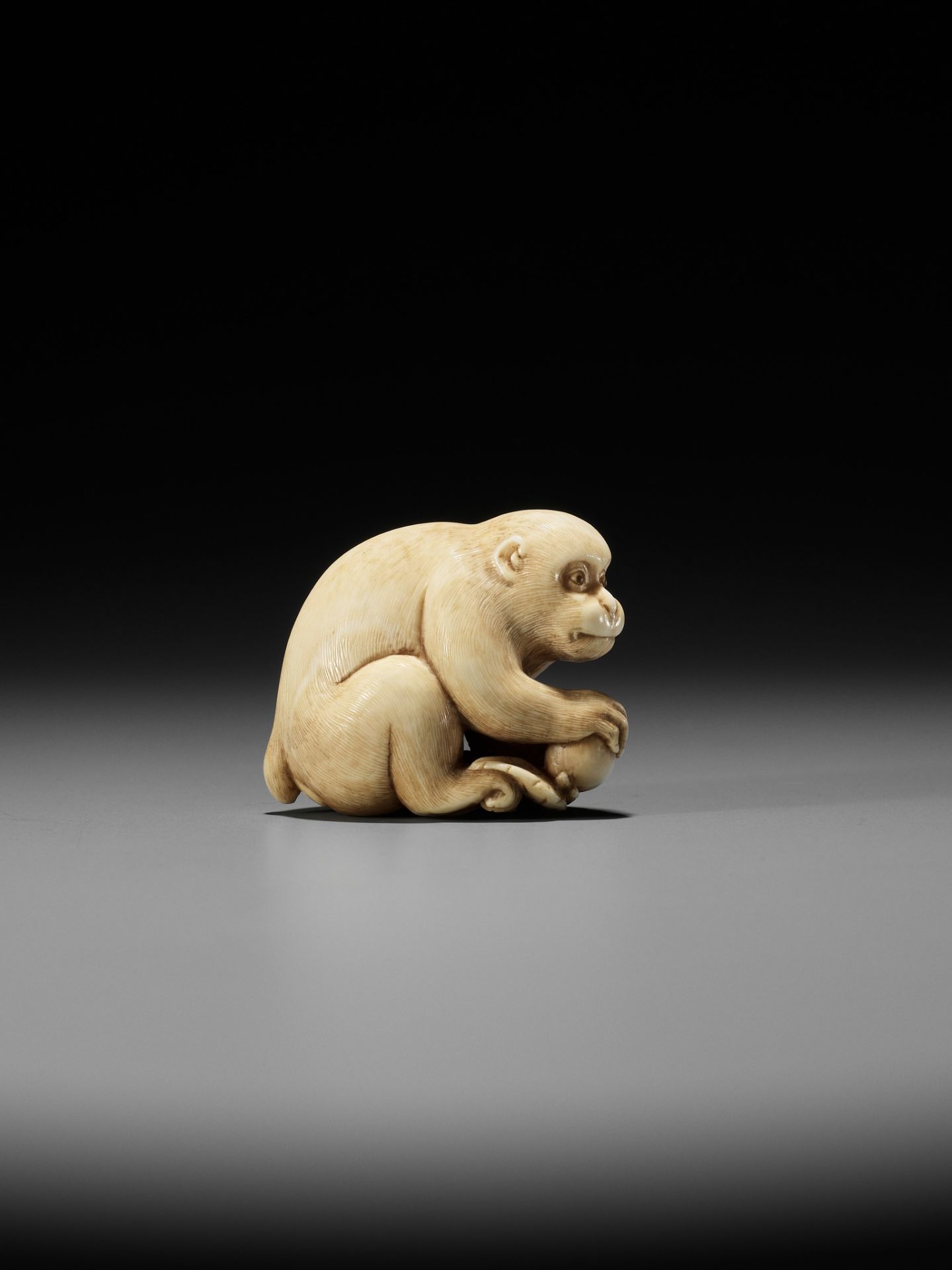 OKATORI: A FINE IVORY NETSUKE OF A MONKEY WITH A PEACH - Bild 10 aus 15