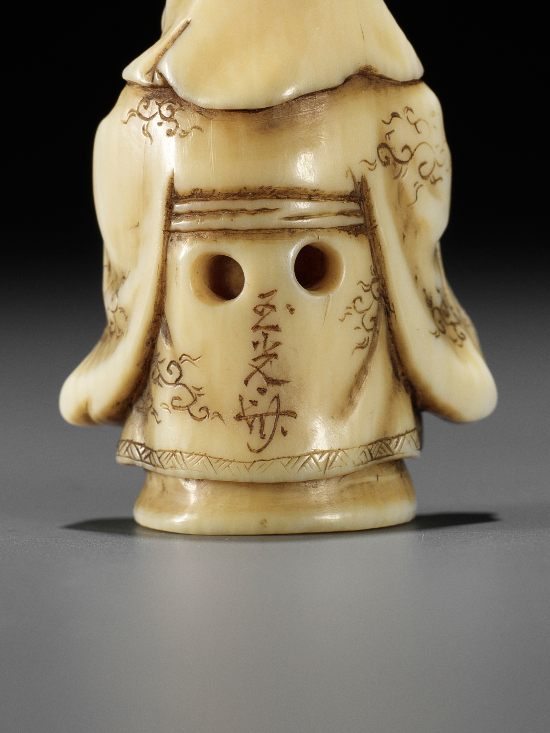 GYOKKOSAI: A FINE IVORY NETSUKE OF JUROJIN HOLDING A SCROLL - Image 12 of 13