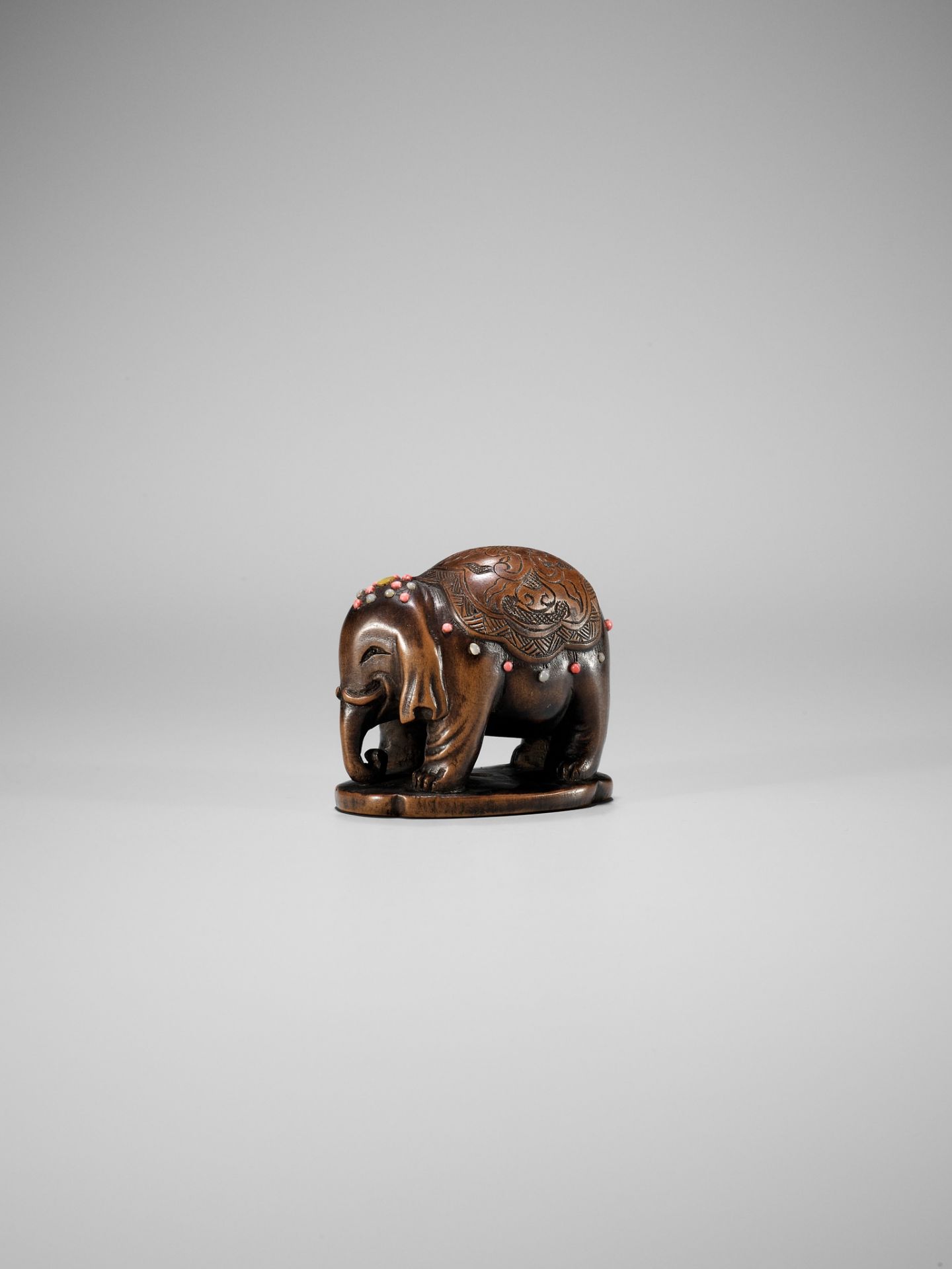 A RARE SHIBAYAMA-INLAID WOOD NETSUKE OF A CAPARISONED ELEPHANT - Image 8 of 9