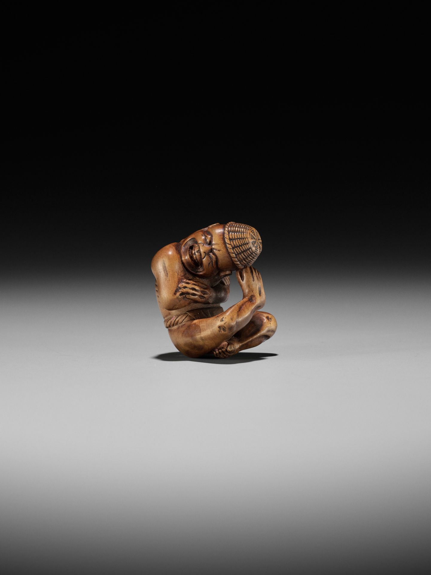 AN AMUSING EDO SCHOOL WOOD NETSUKE OF A MOXA CONTORTIONIST - Image 11 of 15