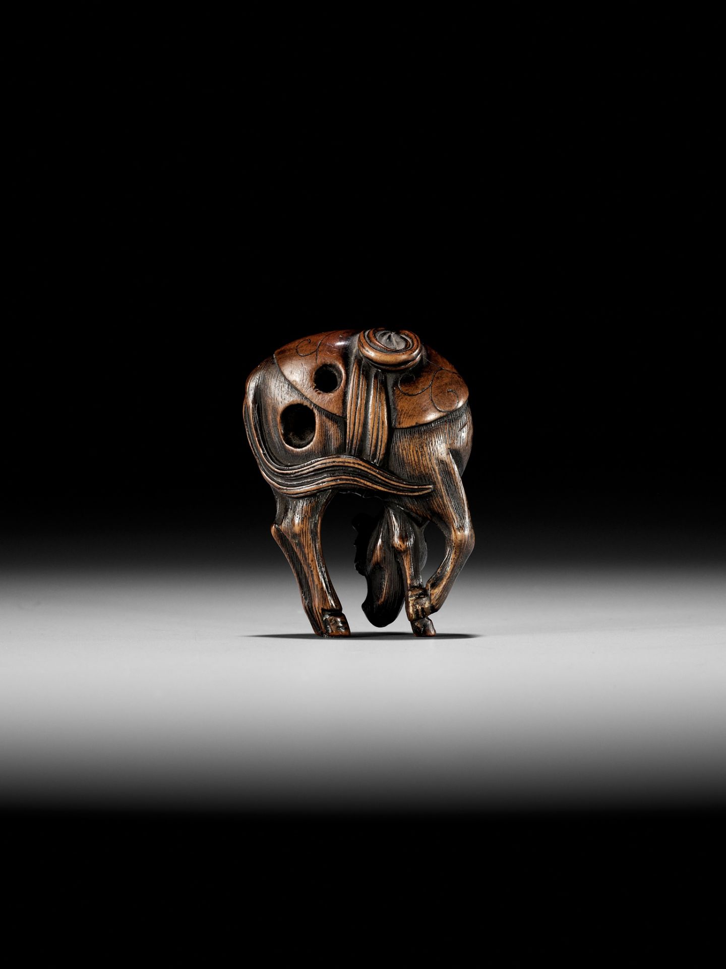 A FINE WOOD NETSUKE OF A GRAZING HORSE - Bild 2 aus 8