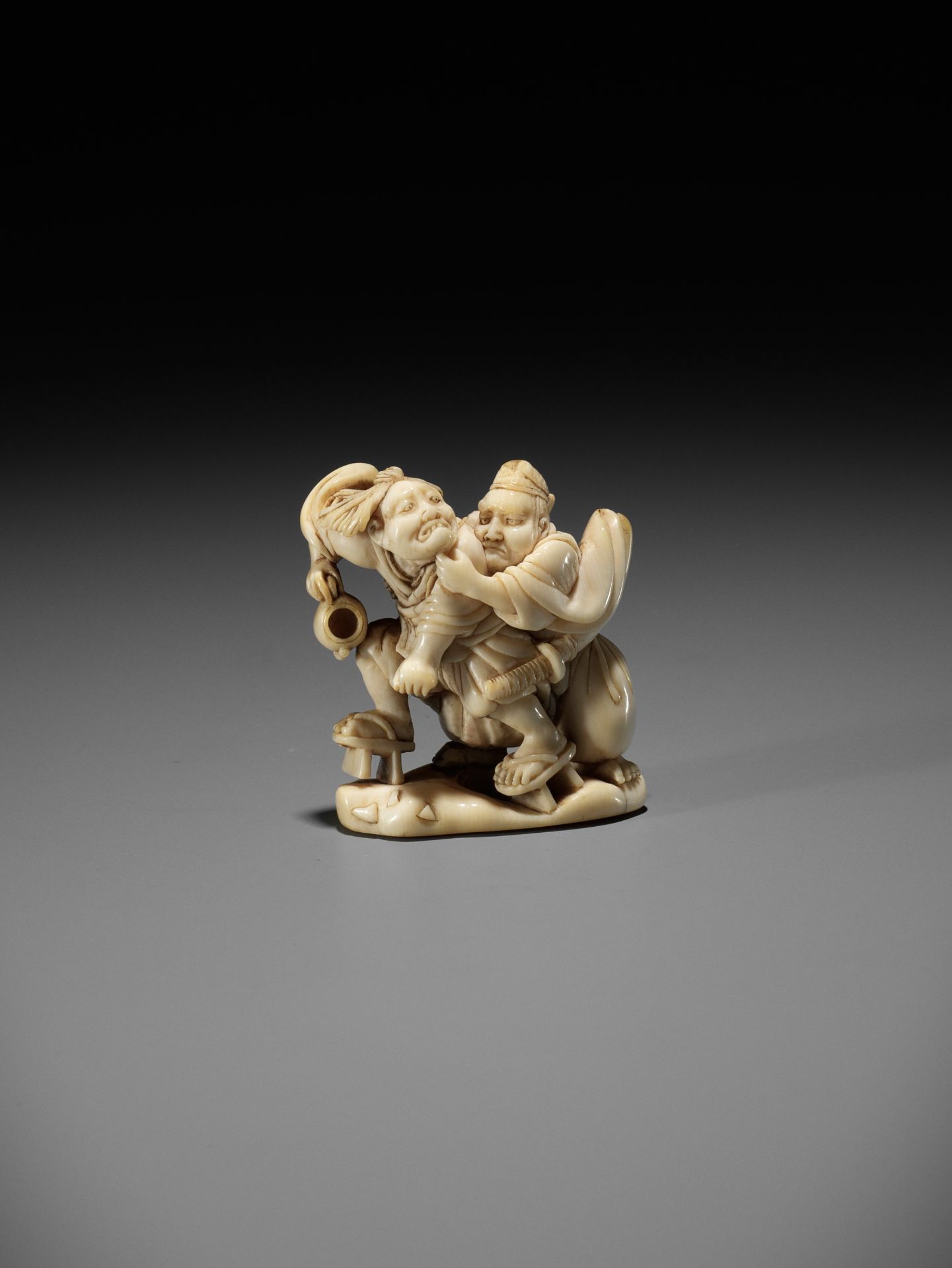 AN EARLY IVORY NETSUKE OF TAIRA NO TADAMORI CAPTURING THE OIL THIEF - Image 2 of 11