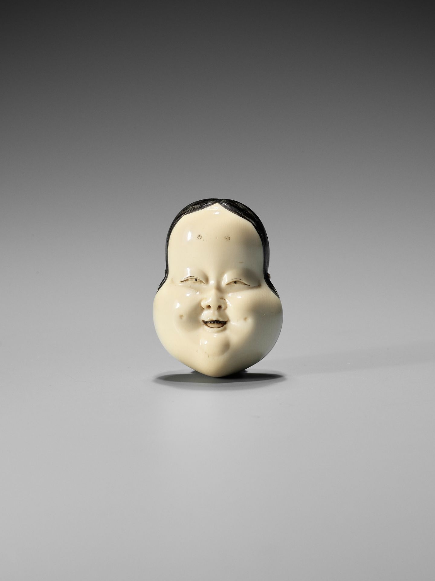 YOZEI: A RARE LACQUERED IVORY HAKO (BOX) AND COVER IN THE FORM OF AN OKAME MASK, DATED 1705 - Bild 2 aus 10