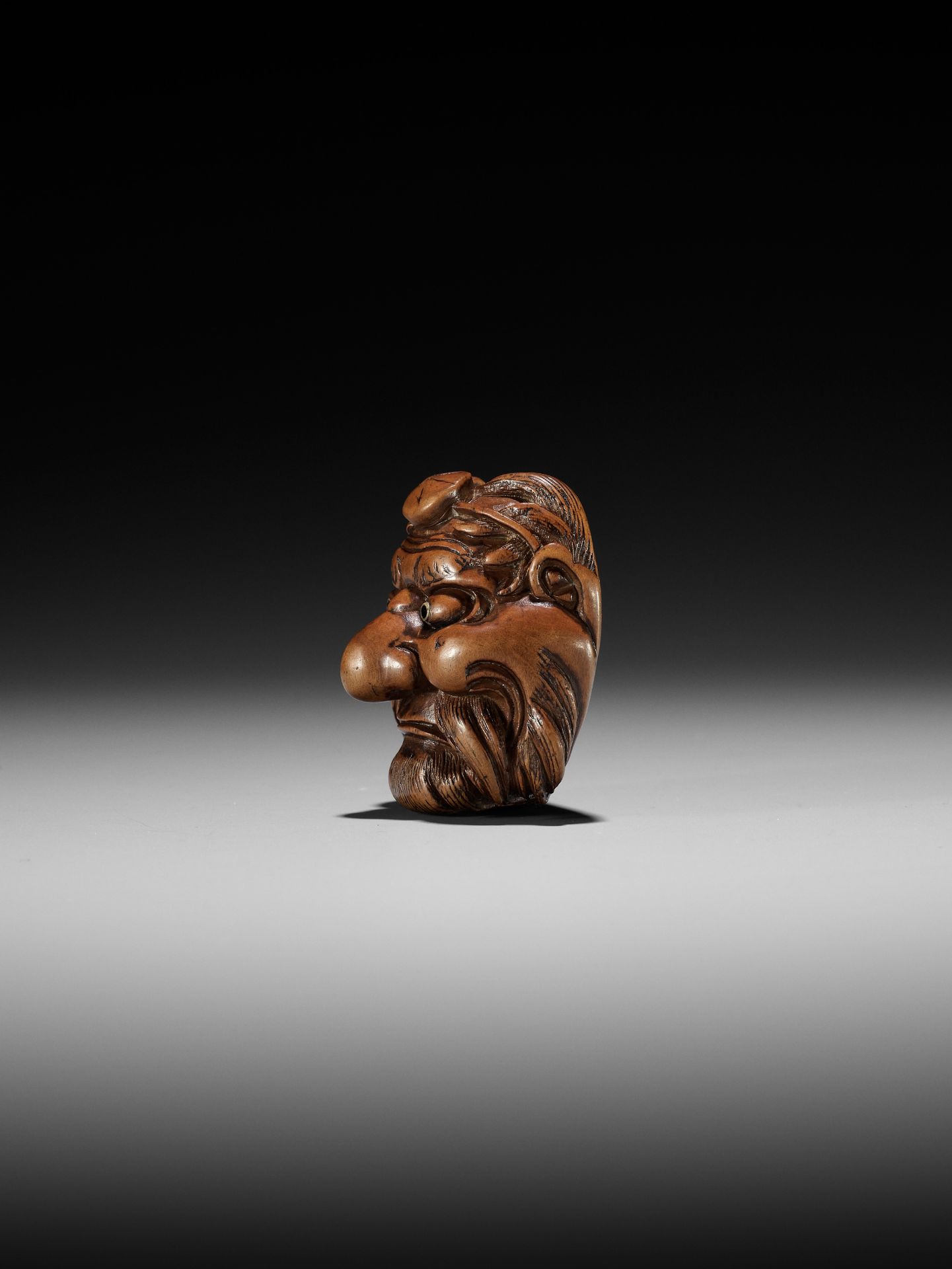 HIDARI ISSAN: A RARE WOOD MASK NETSUKE OF SOJOBO, THE TENGU KING OF MOUNT KURAMA - Bild 6 aus 10