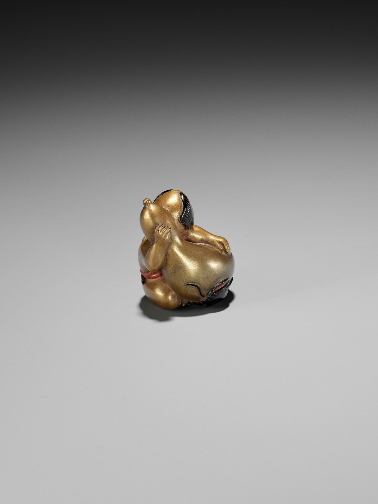 A RARE GOLD LACQUER NETSUKE OF A GOSHO NINGYO DOLL AS KADORI MYOJIN - Image 7 of 10