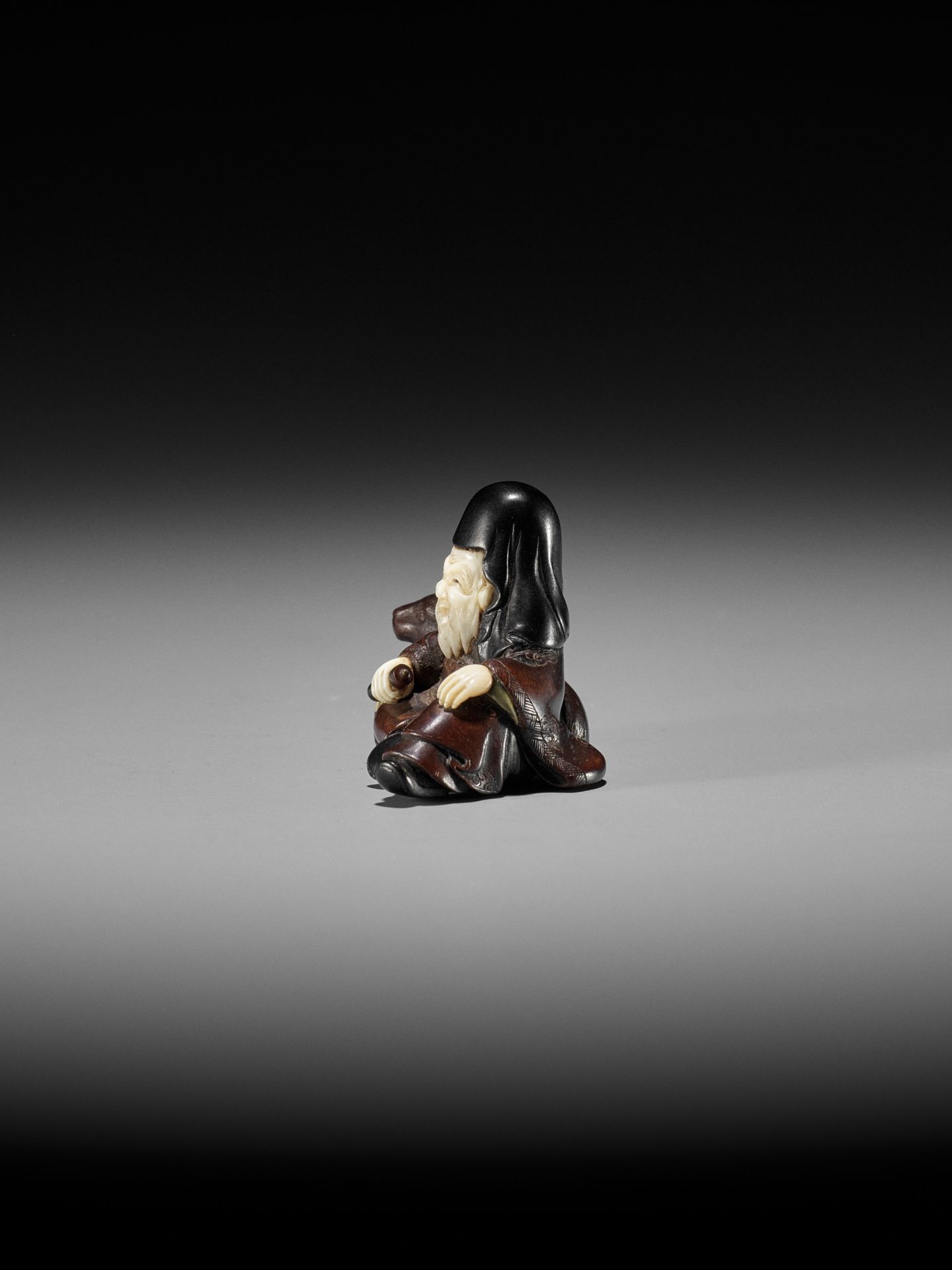 KOKOKU: A VERY FINE INLAID WOOD NETSUKE OF JUROJIN WITH STAG - Image 8 of 12